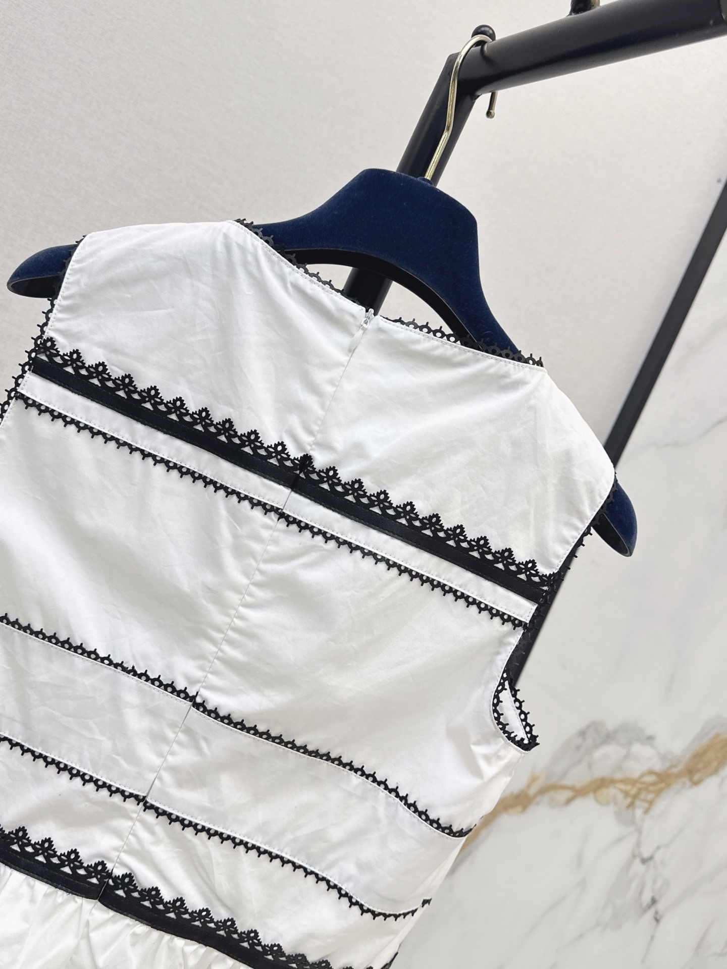 Loui 26ss lace trim vest