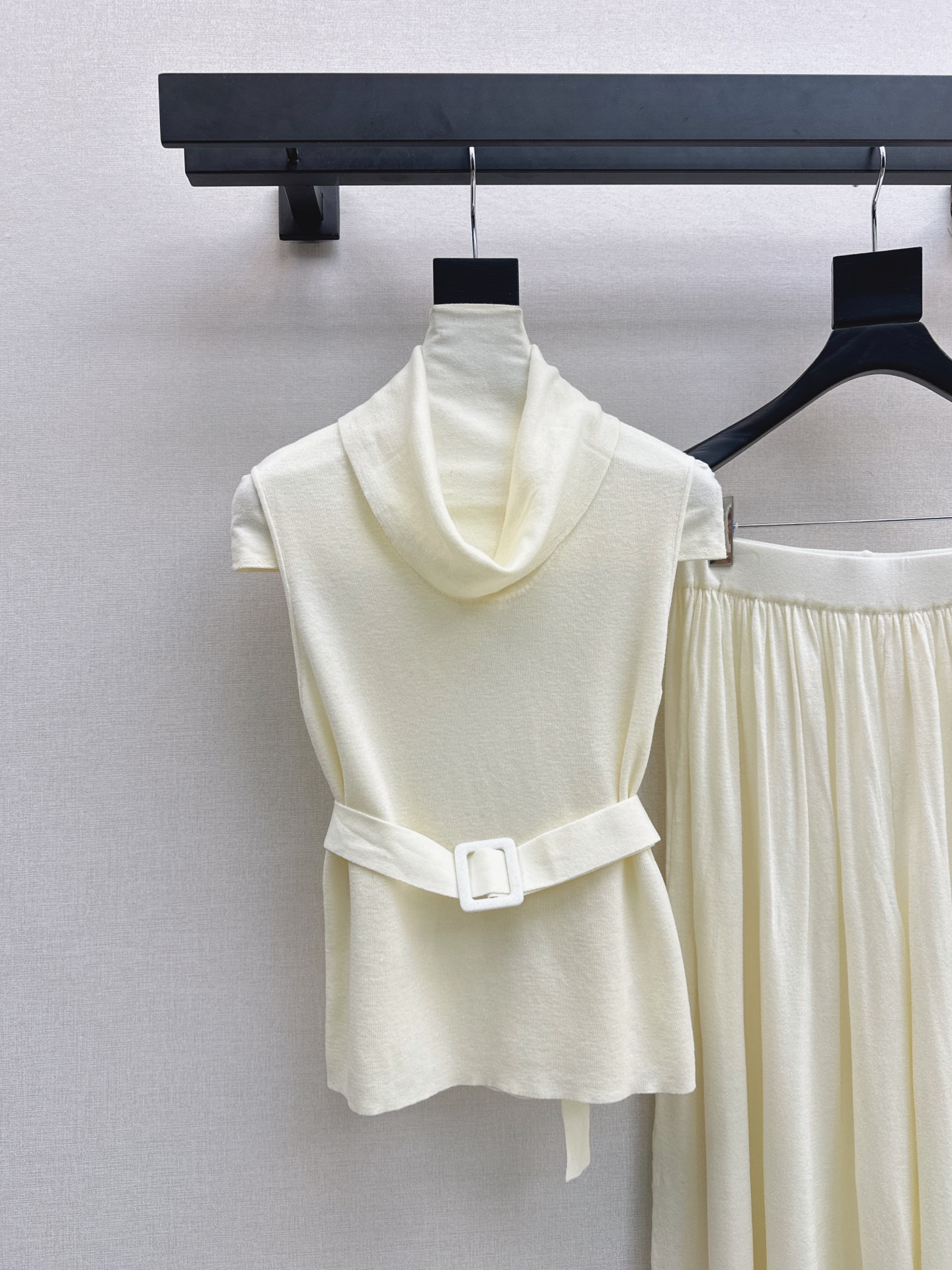 Her 26fw belted knit sleeveless top pants sets
