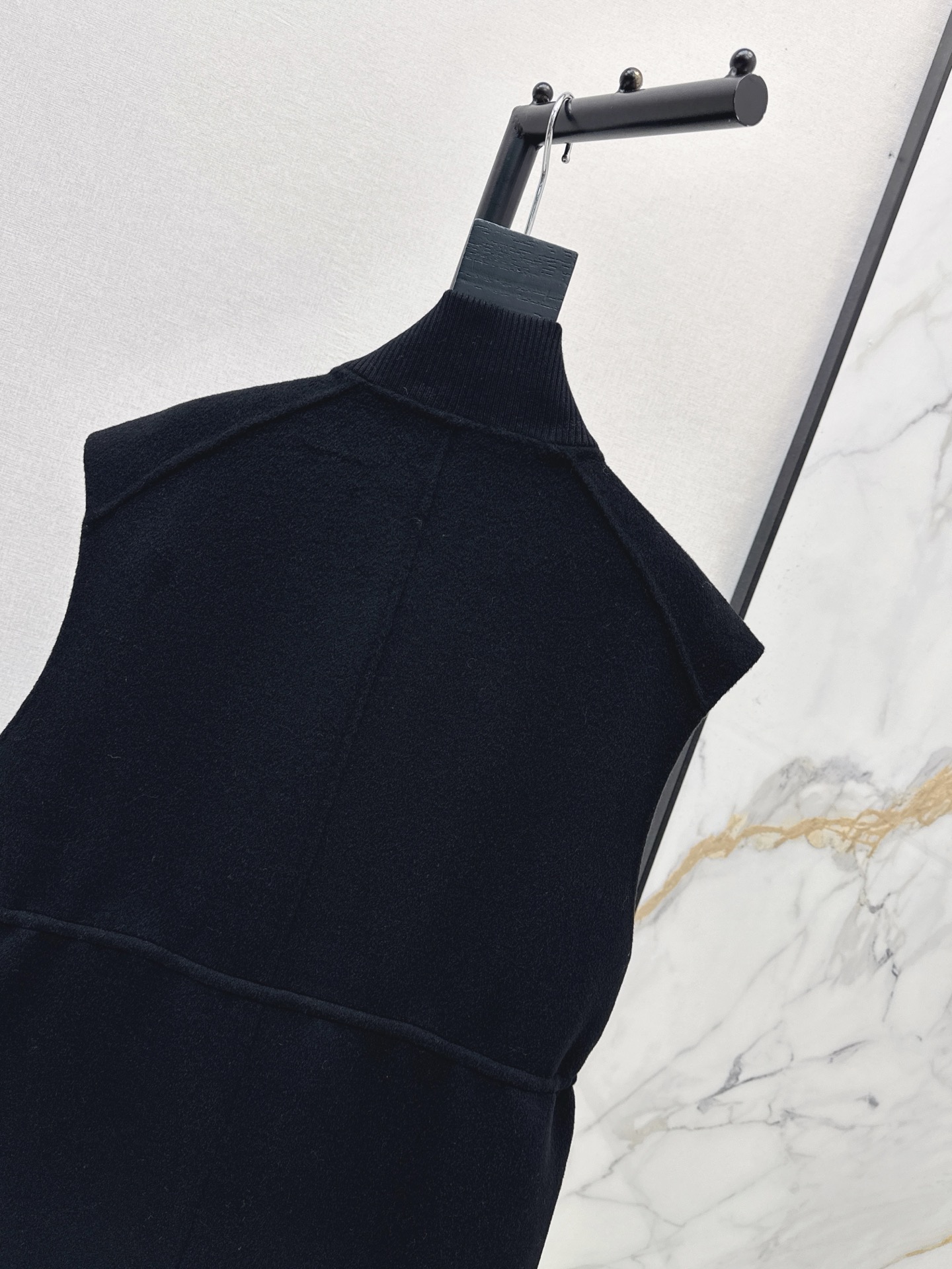 Her 26fw drawstring woolen vest