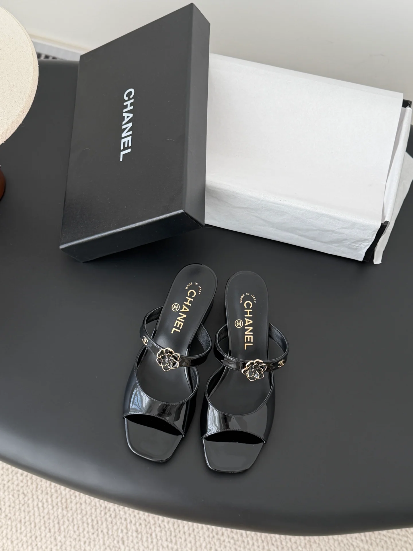 Chan 26ss camellia leather sandals
