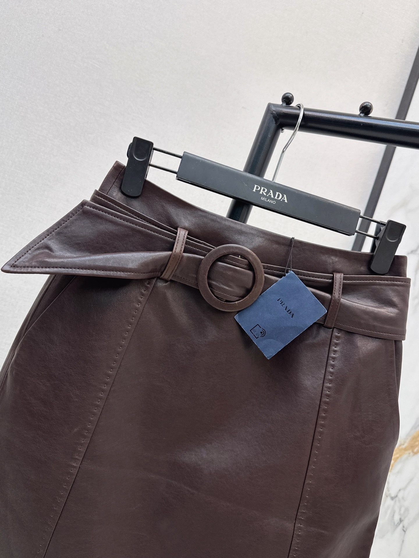 Pra 26fw leather belted skirt