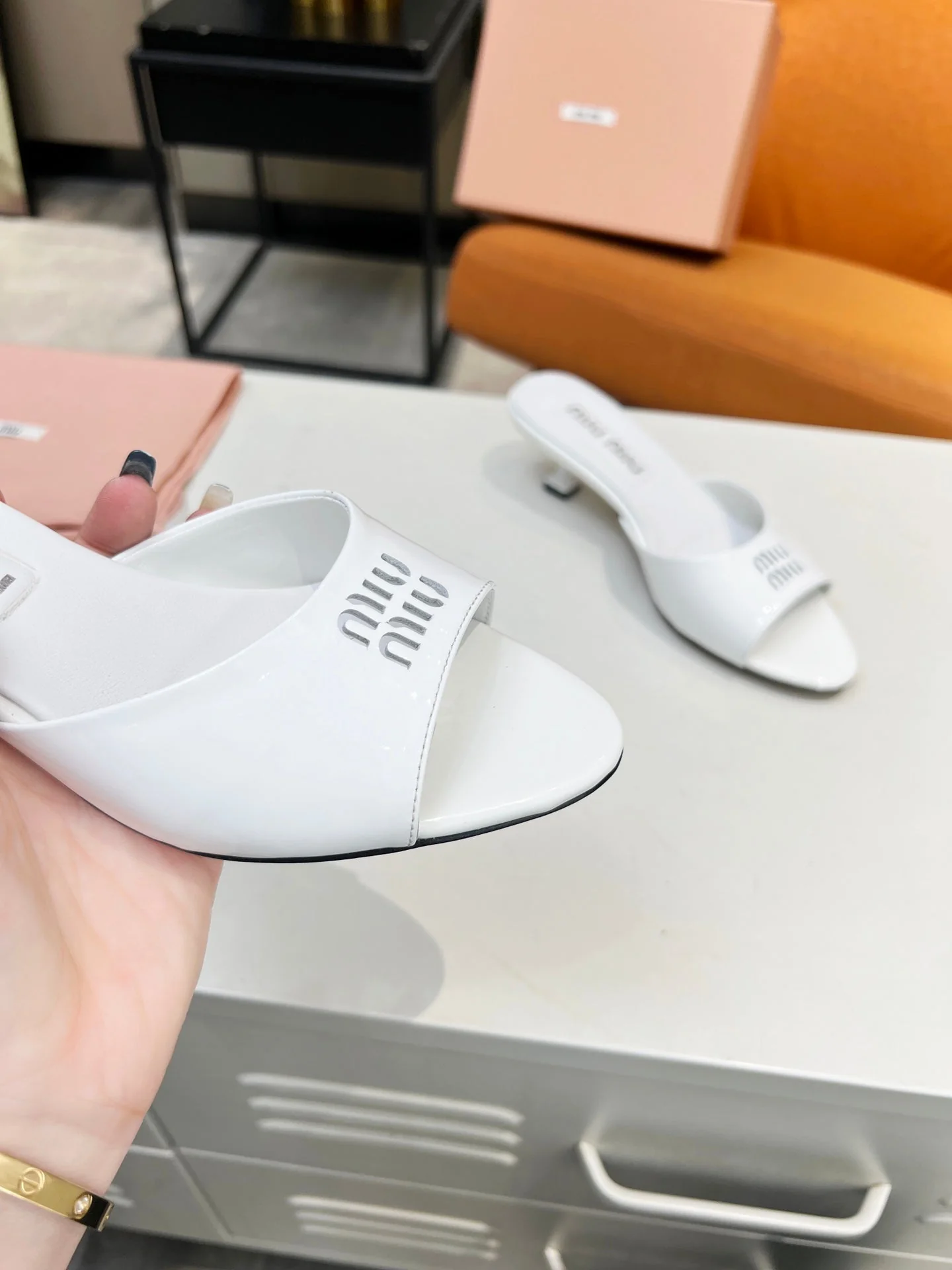 M LEATHER SLIPPERS