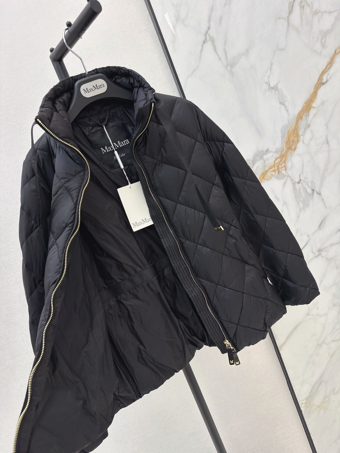 Max 26fw stand-collar belted down jacket