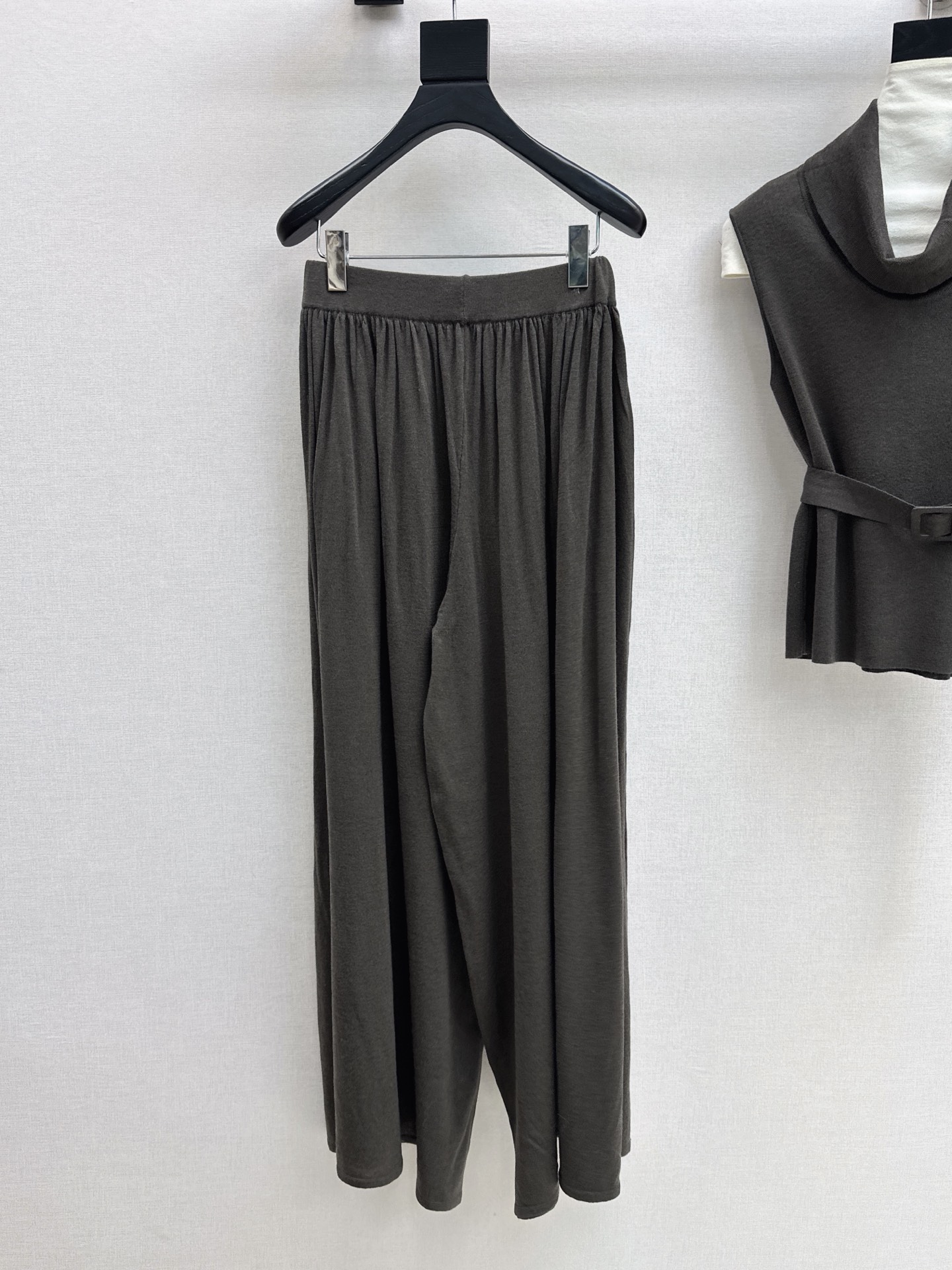 Her 26fw belted knit sleeveless top pants sets