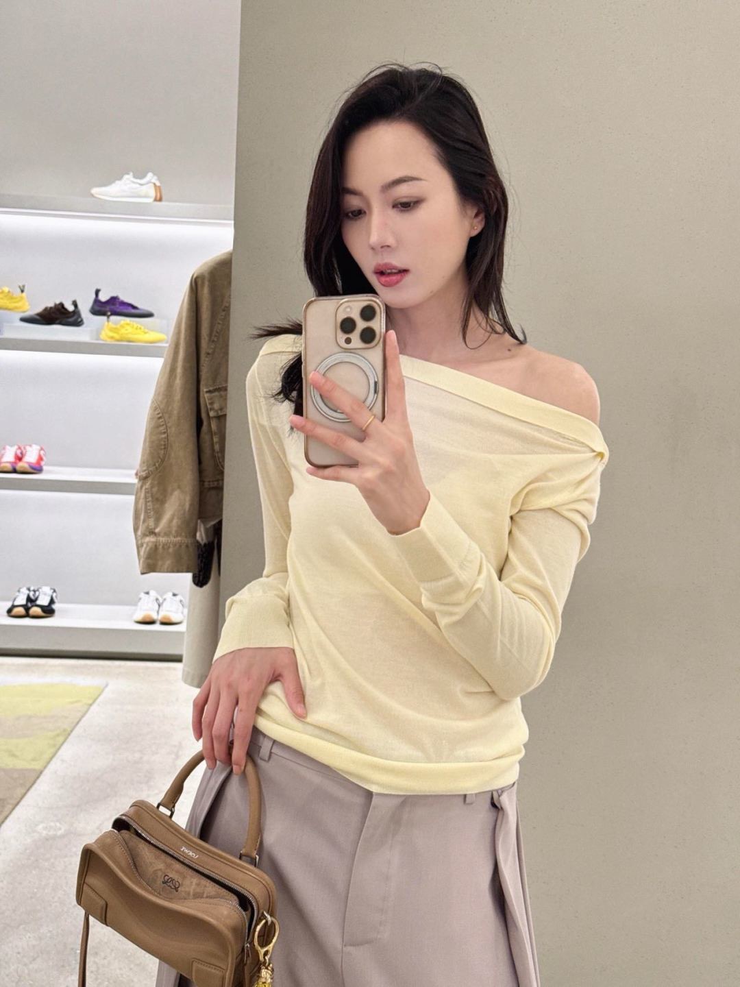 Loe 26fw off shoulder knit top