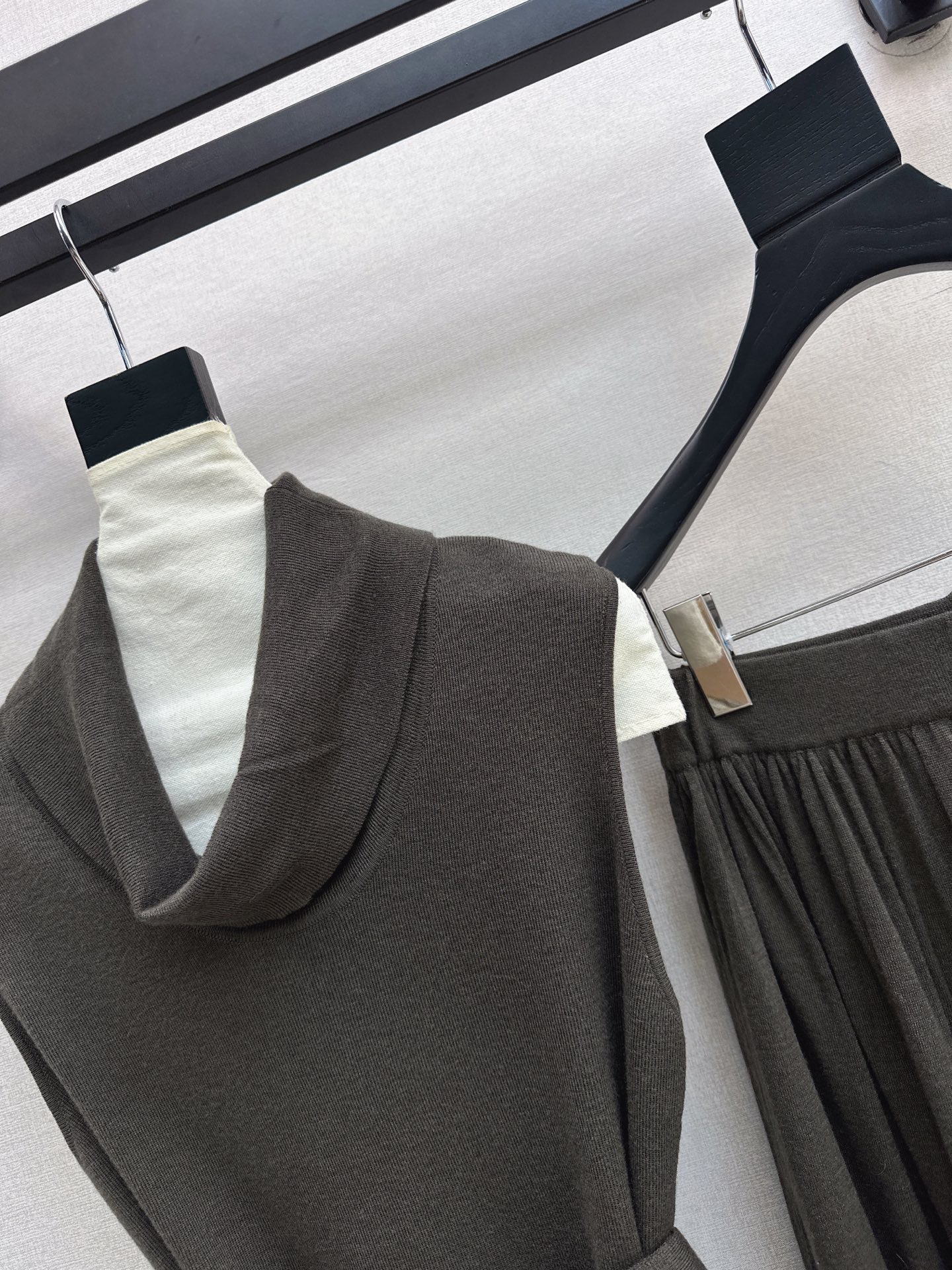 Her 26fw belted knit sleeveless top pants sets