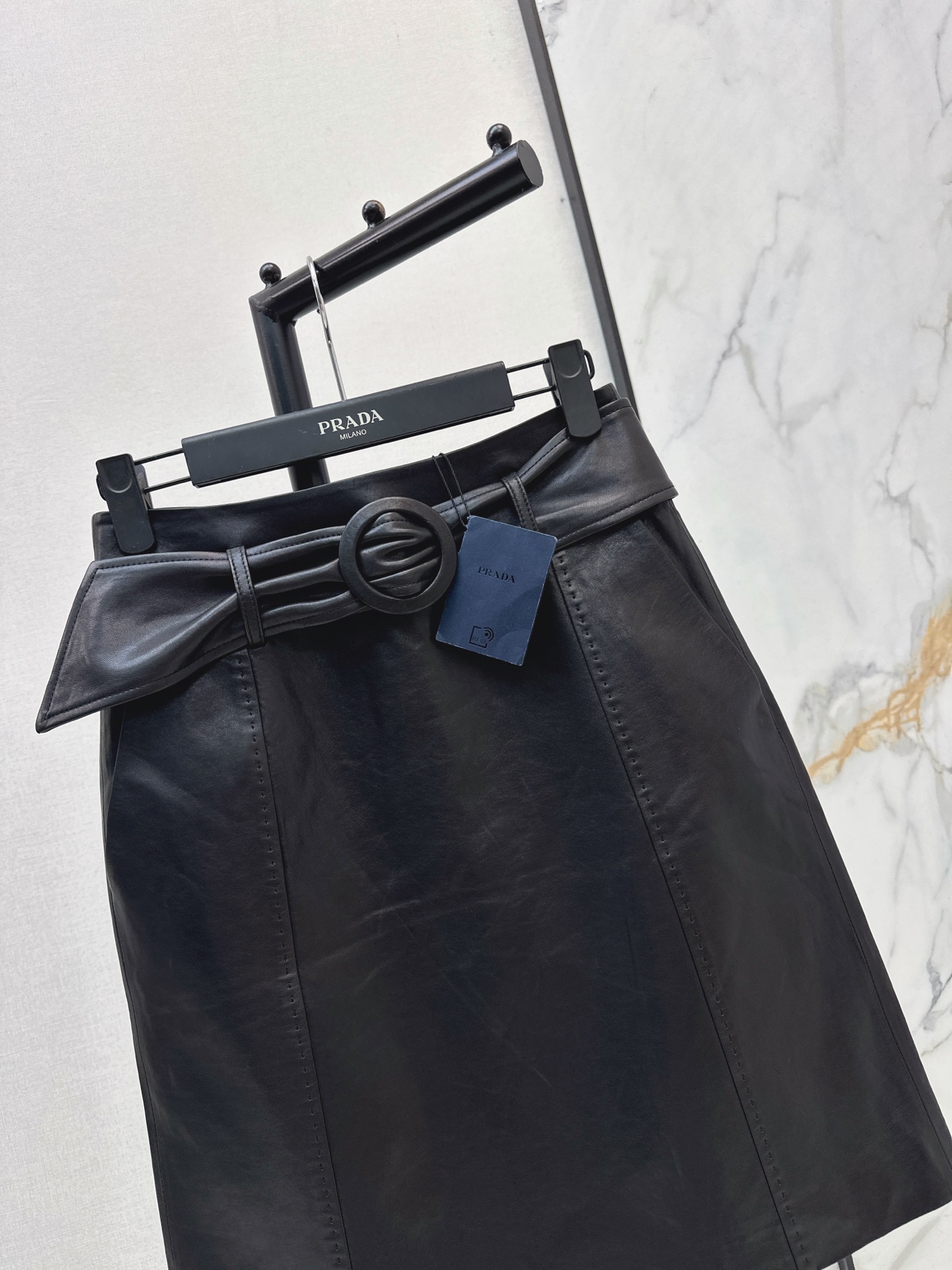 Pra 26fw leather belted skirt