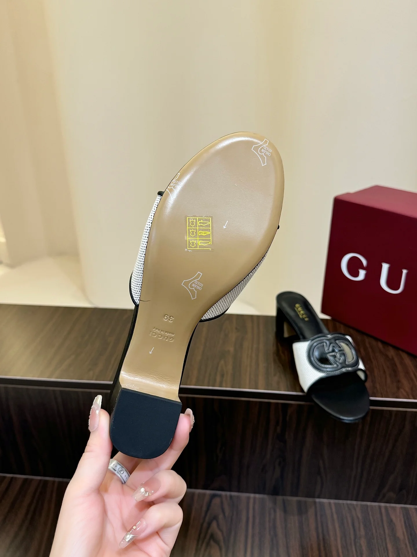 Gucc 25fw slide sandals