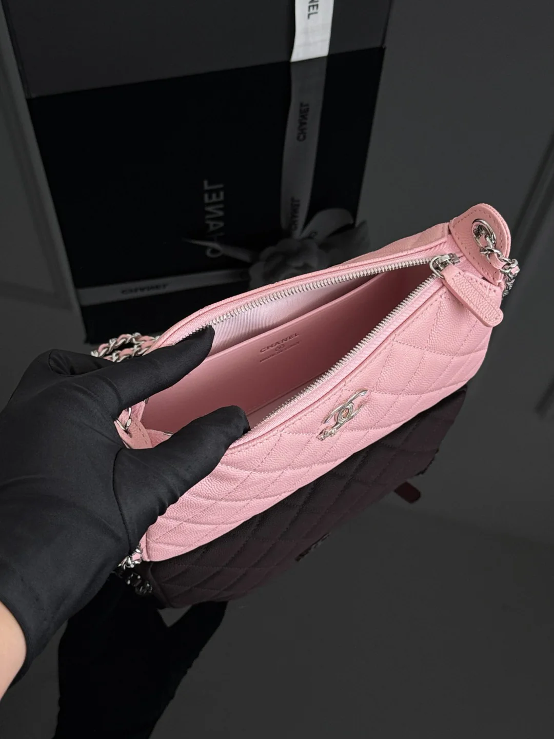 Chan 25B wallet on chain shoulder bags