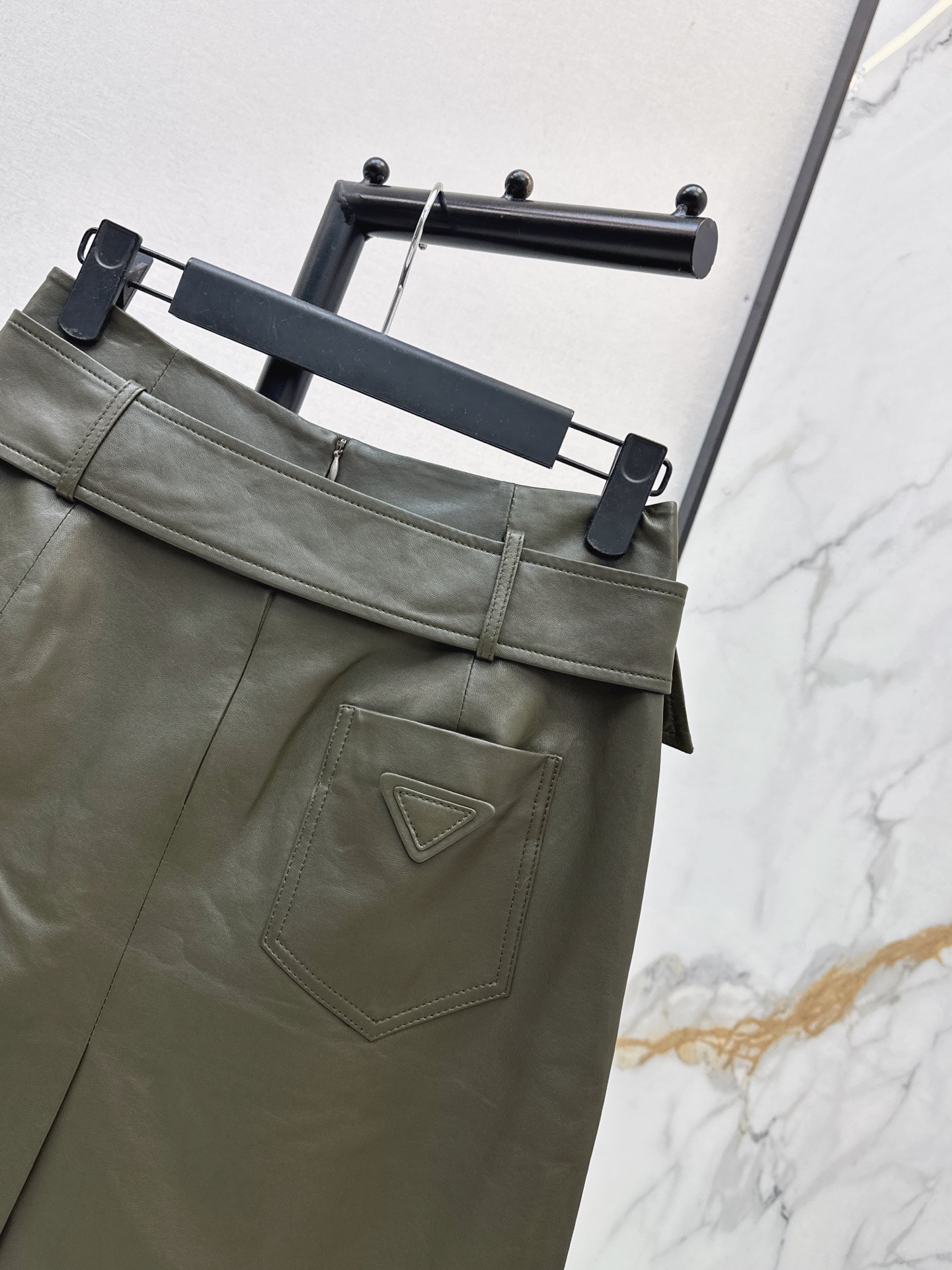Pra 26fw leather belted skirt