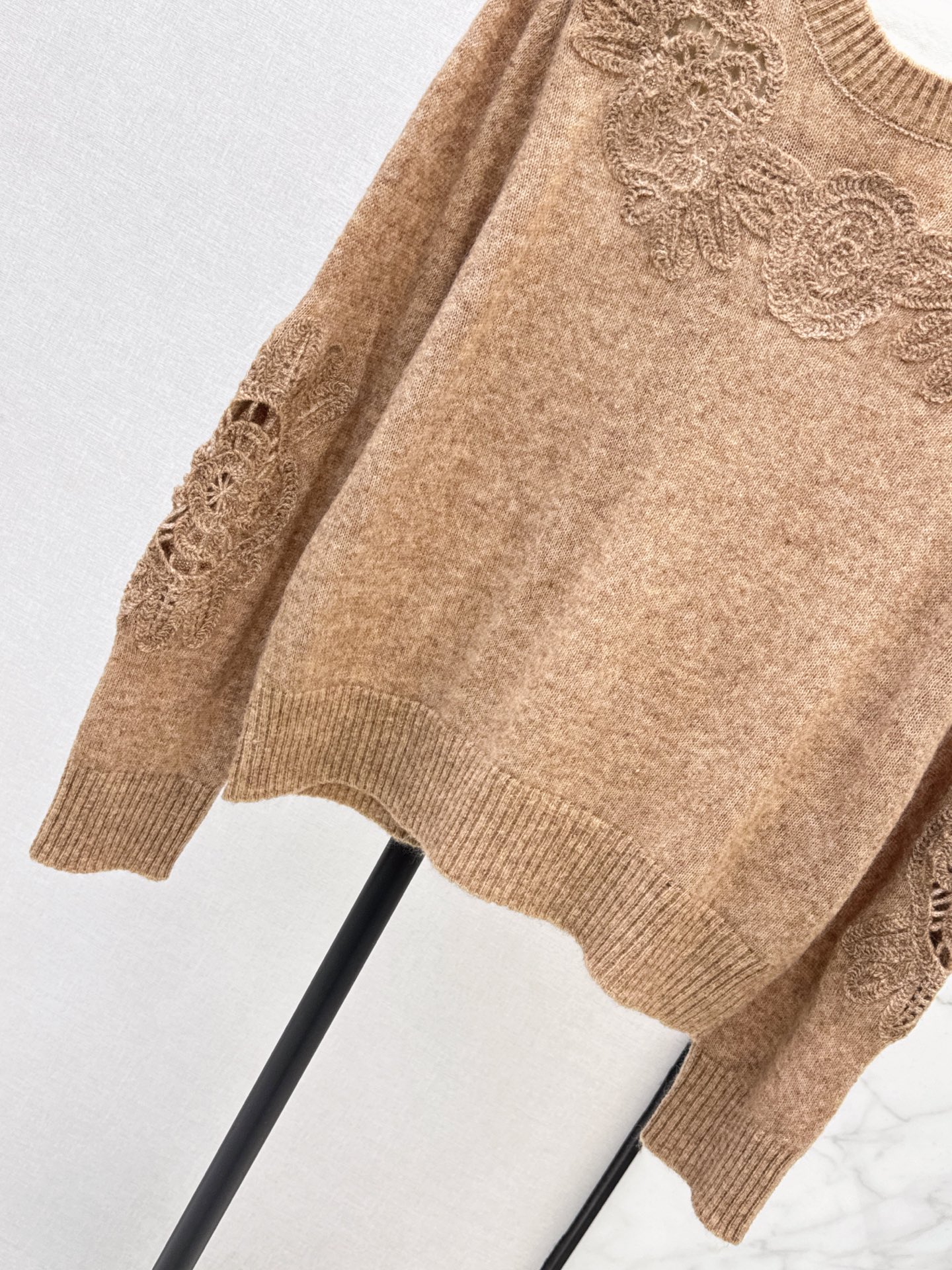 Brun 26fw hollow contract knit sweater