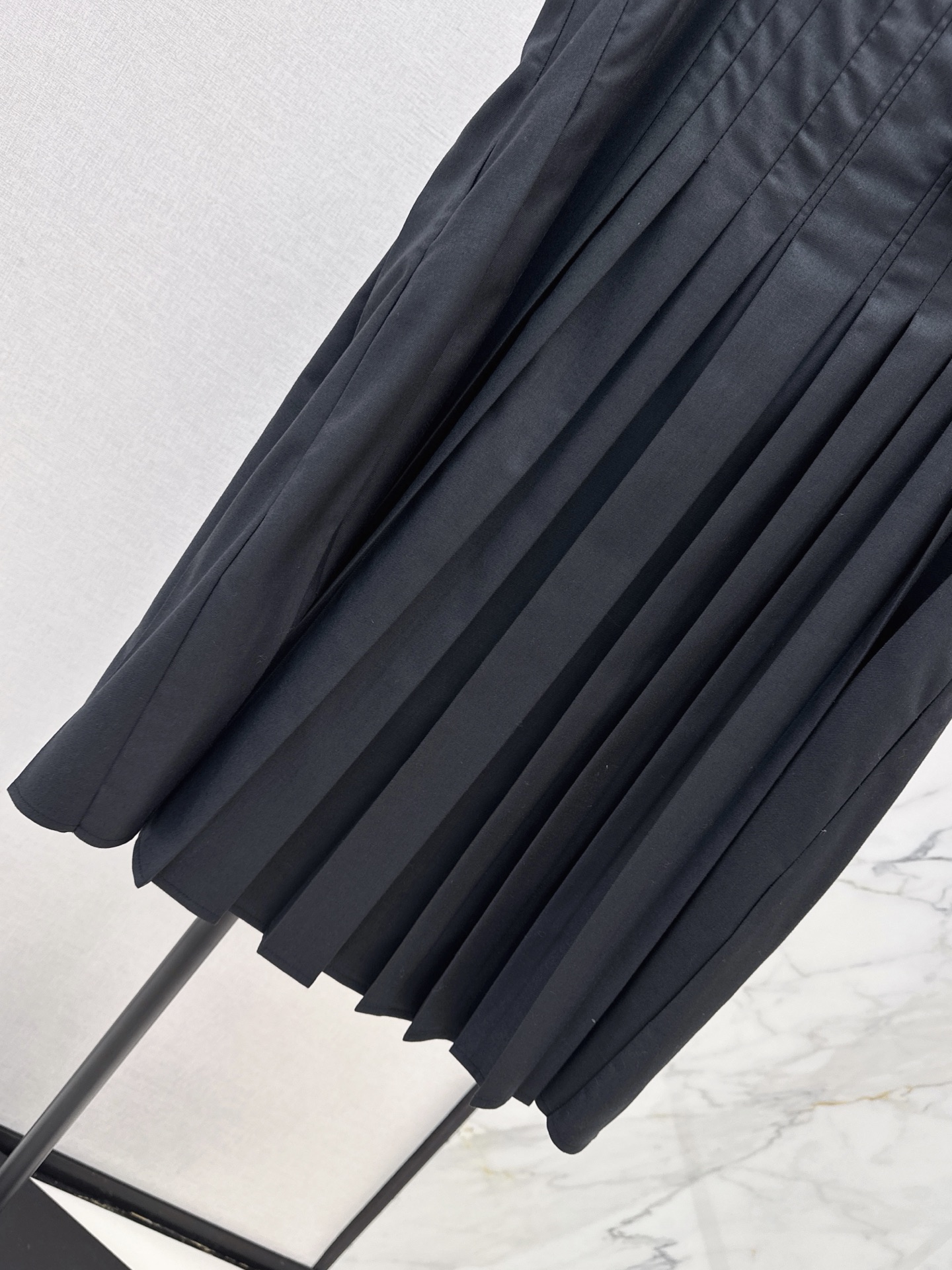 Loui 26fw square-neck pleated dress
