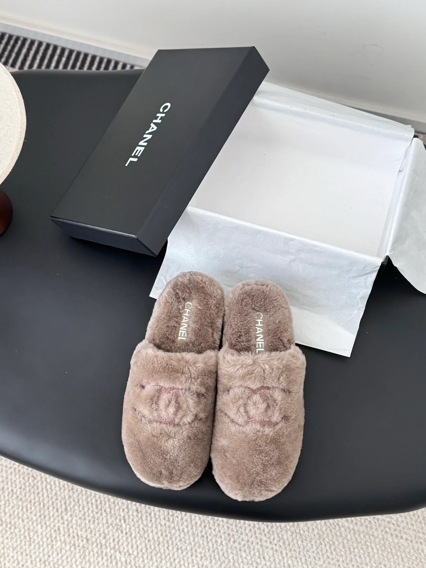 Chan 25fw fluffy slippers