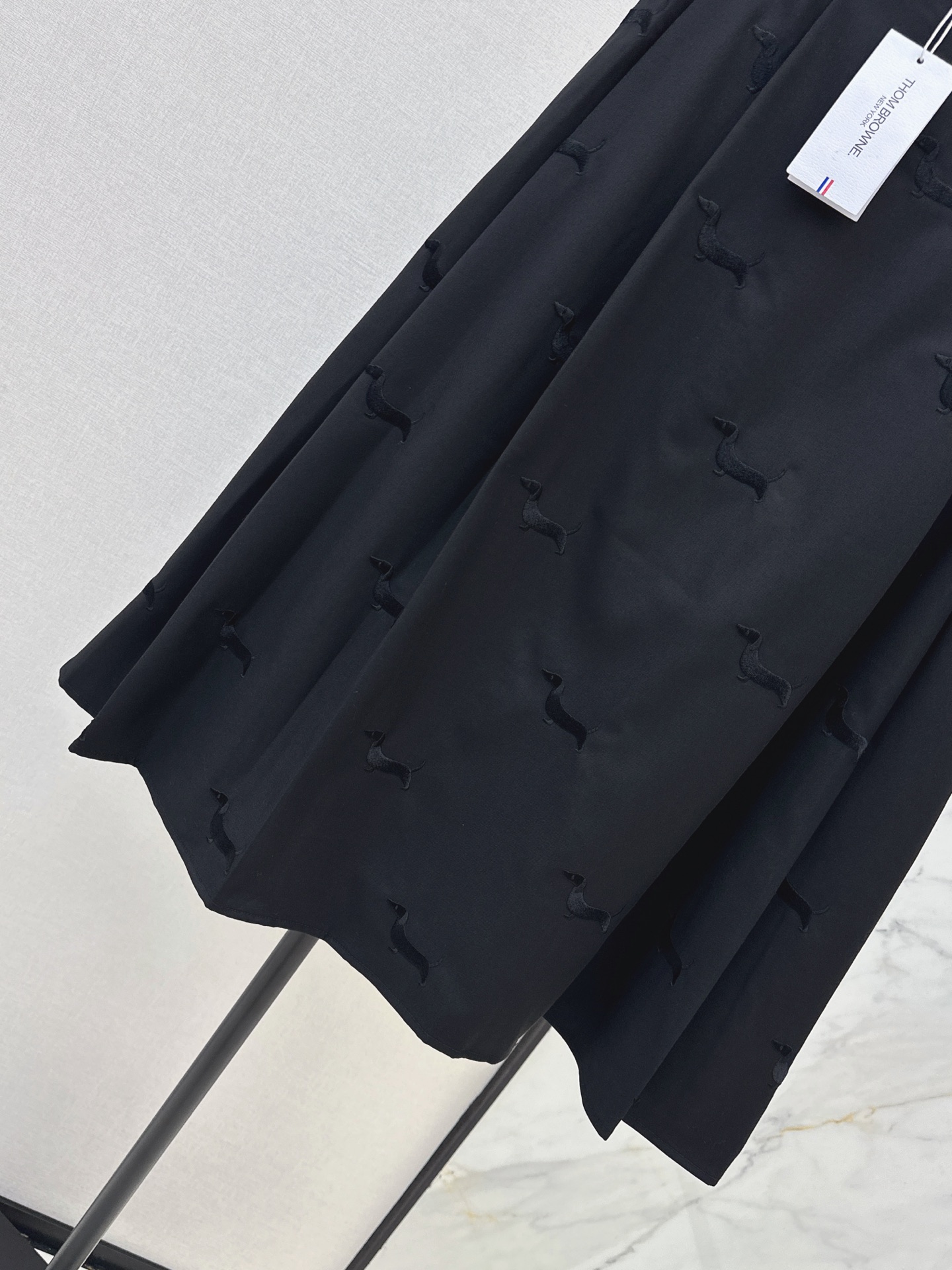 Thom 26fw embroidery skirt