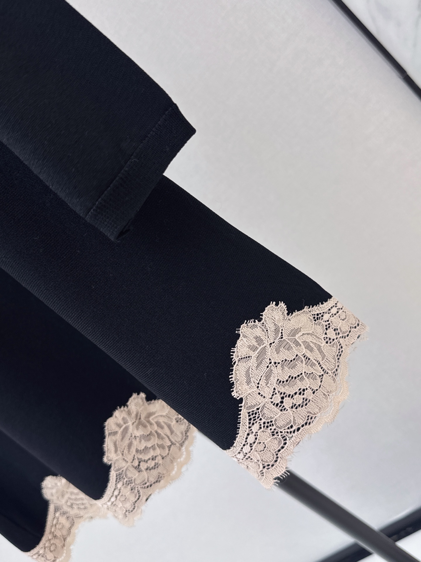 Valen 26fw lace contract knit dress