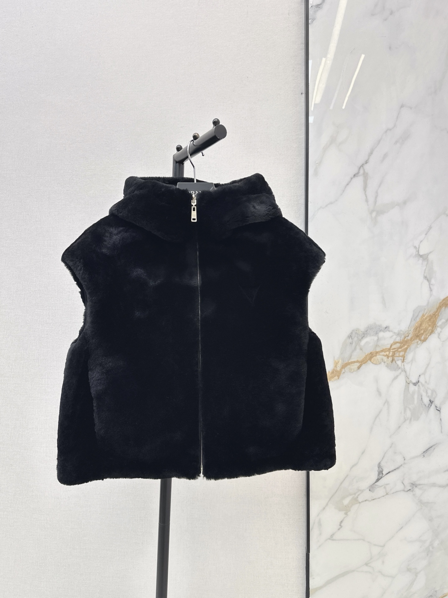 Pra 26fw faux-fur hooded vest jacket