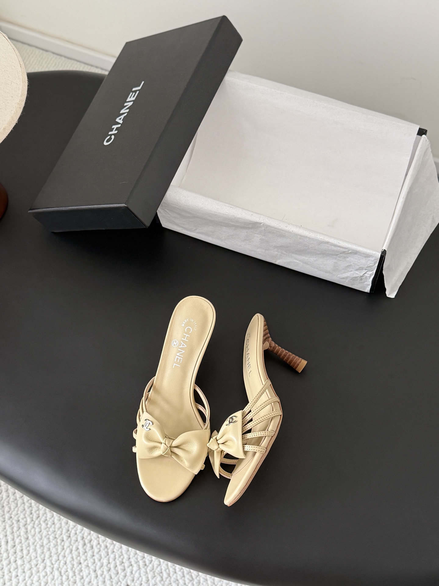 Chan 26K bow kitten slides
