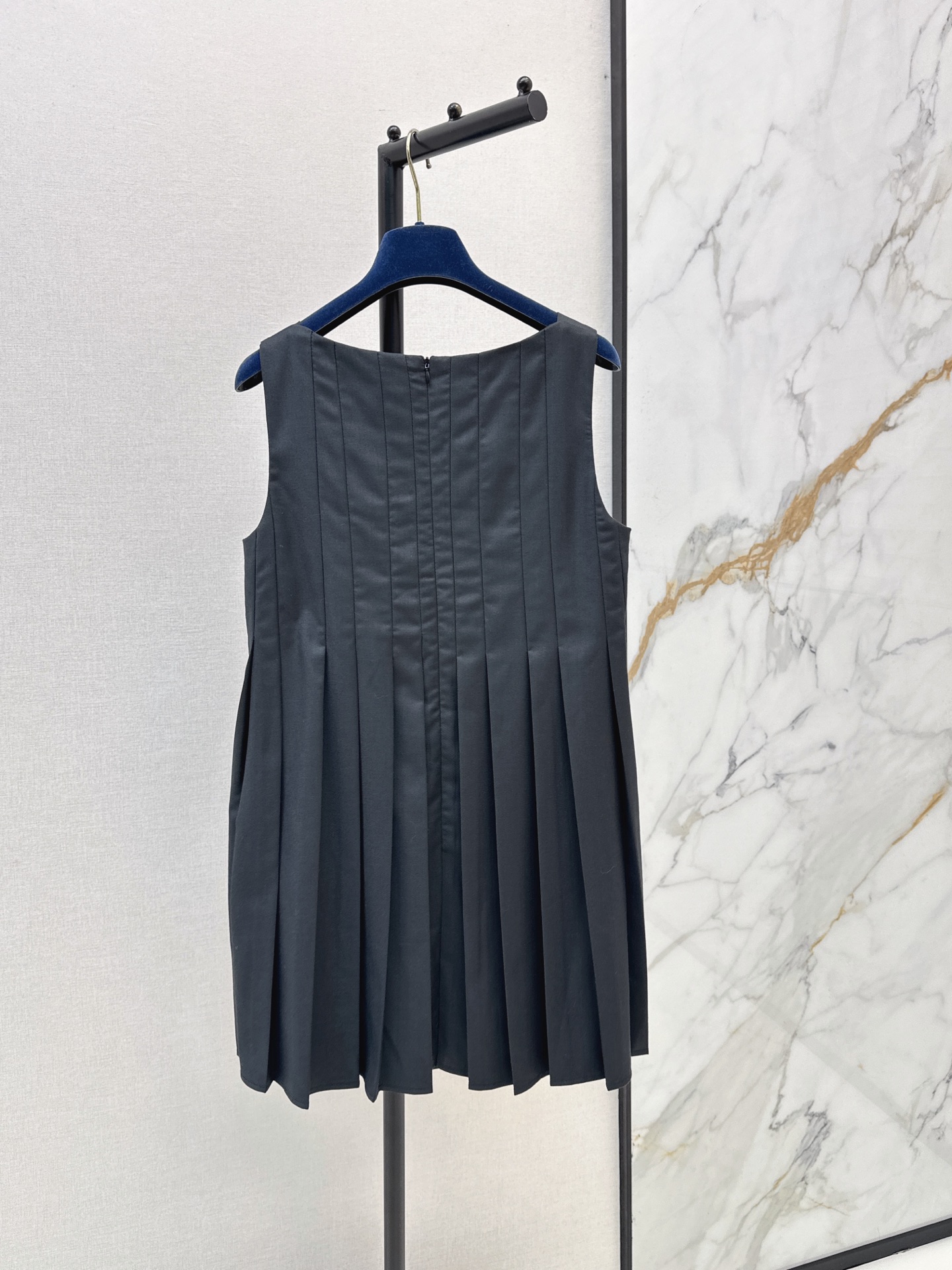 Loui 26fw square-neck pleated dress