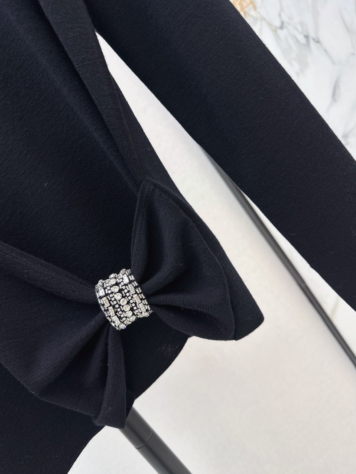 Valen 26fw rhinestone-buckle knit top