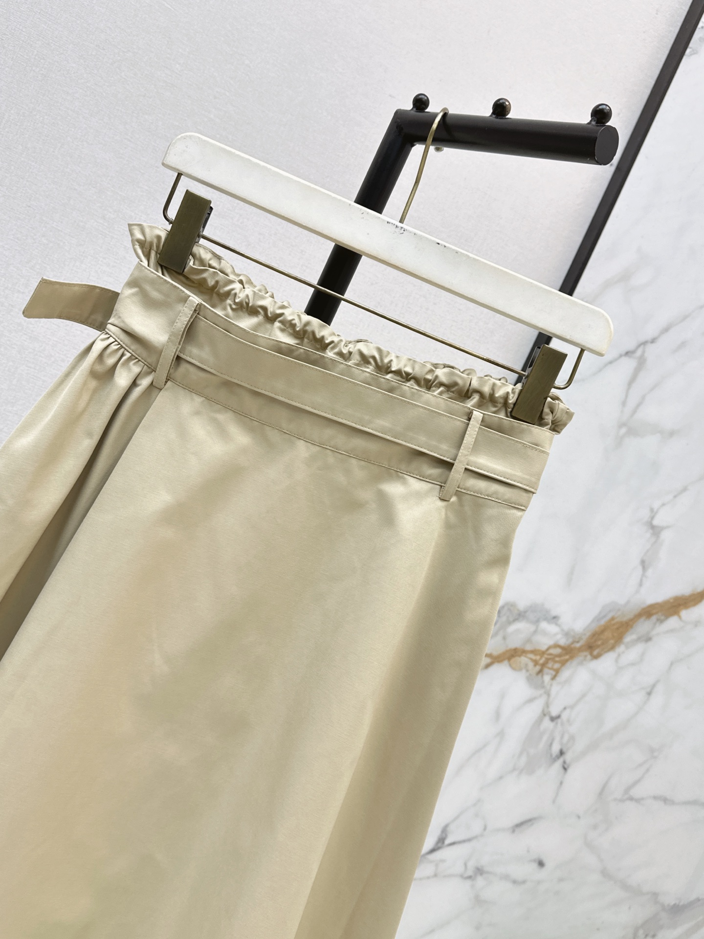 Loe 26ss belted pleated skirt