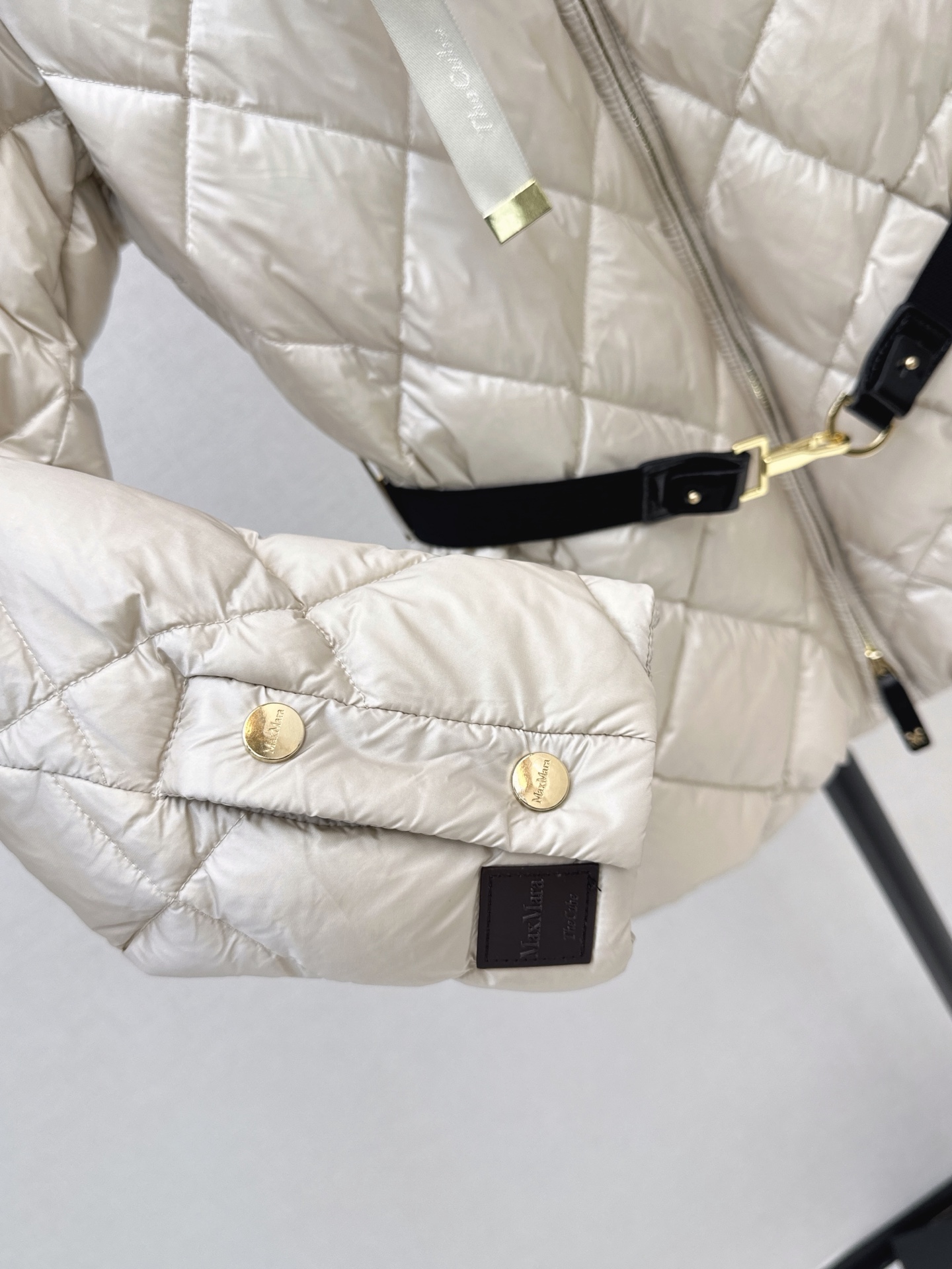 Max 26fw stand-collar belted down jacket