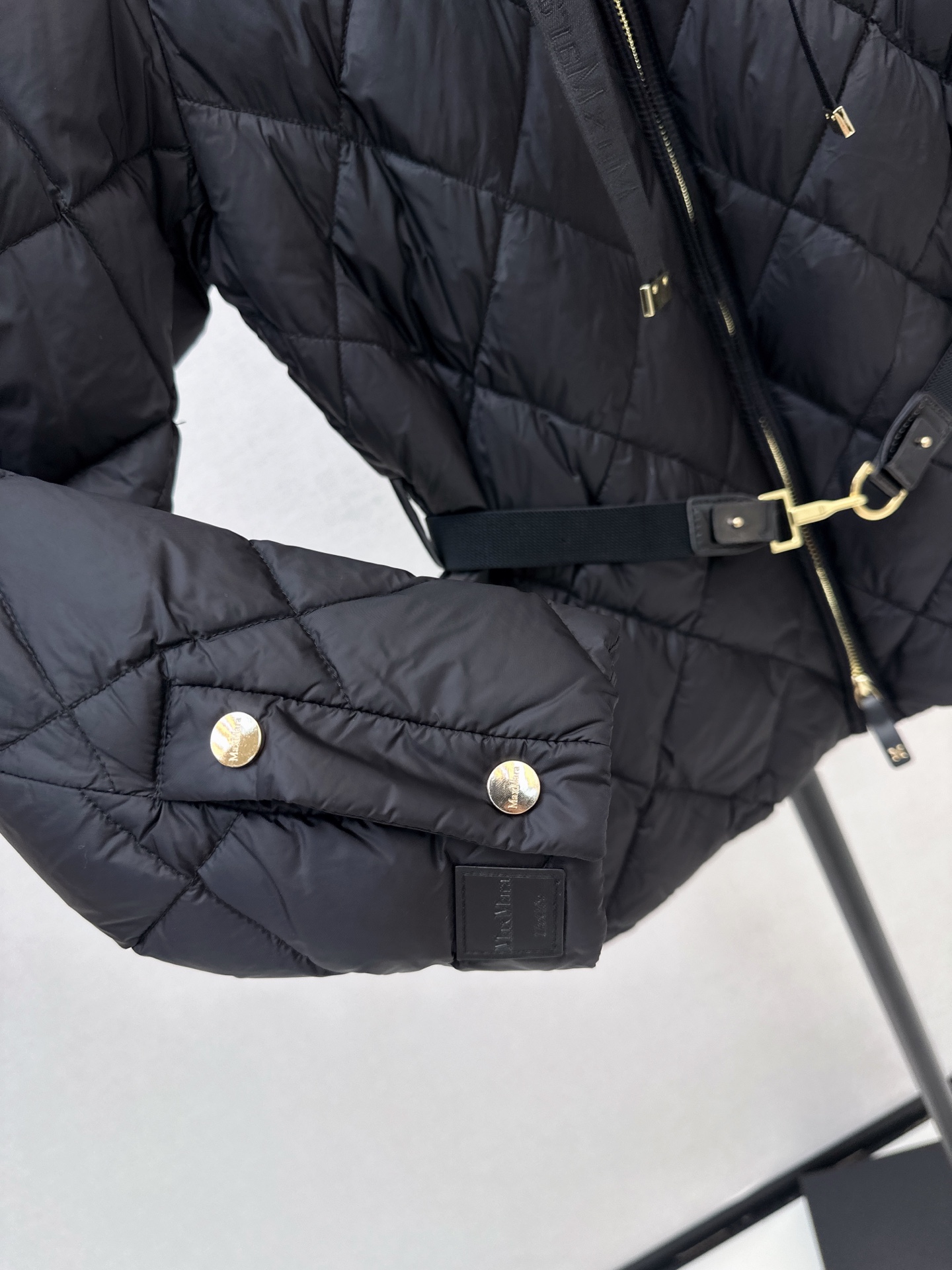 Max 26fw stand-collar belted down jacket