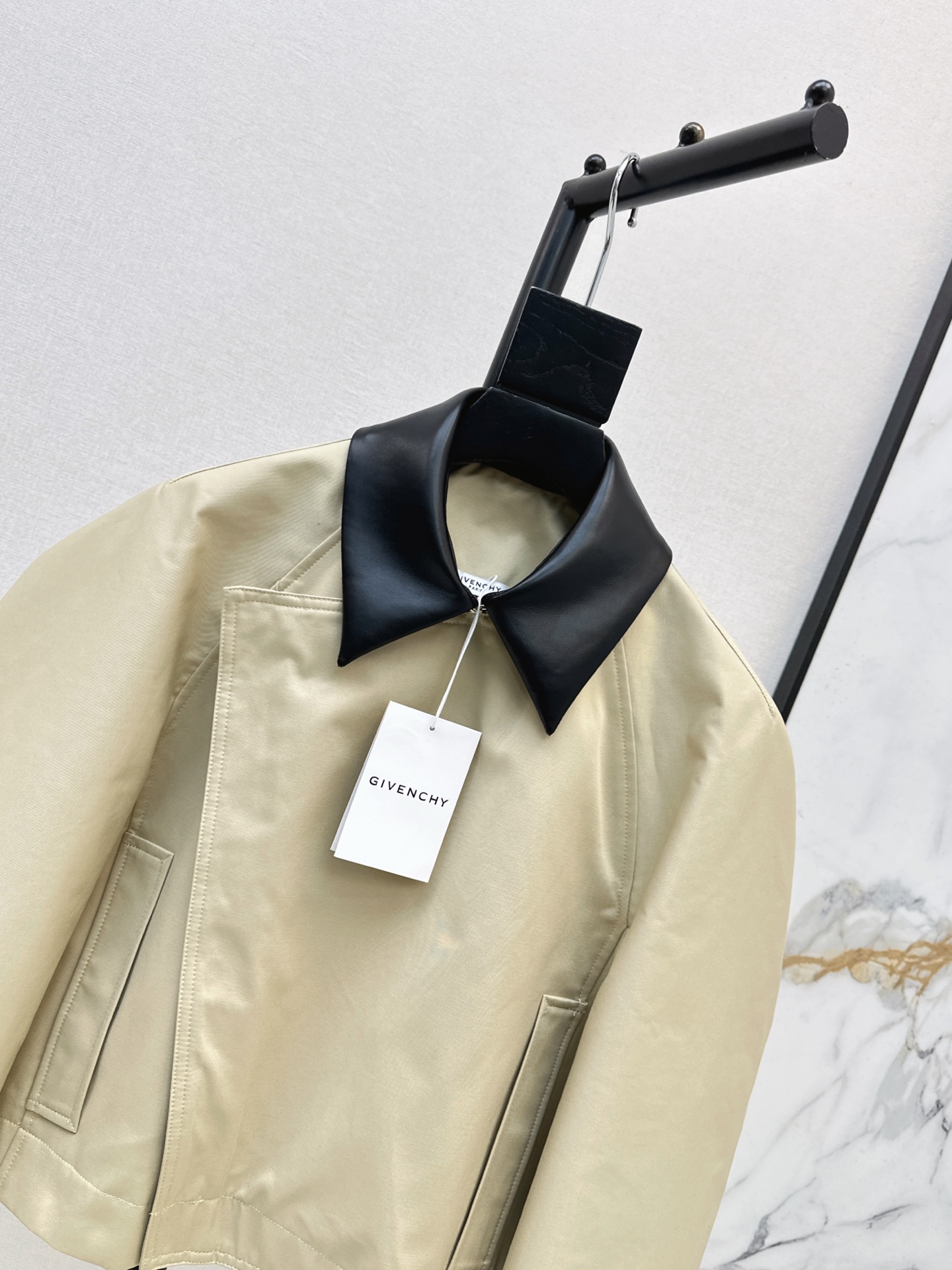 Giv 26fw contrast leather-collar cropped jacket