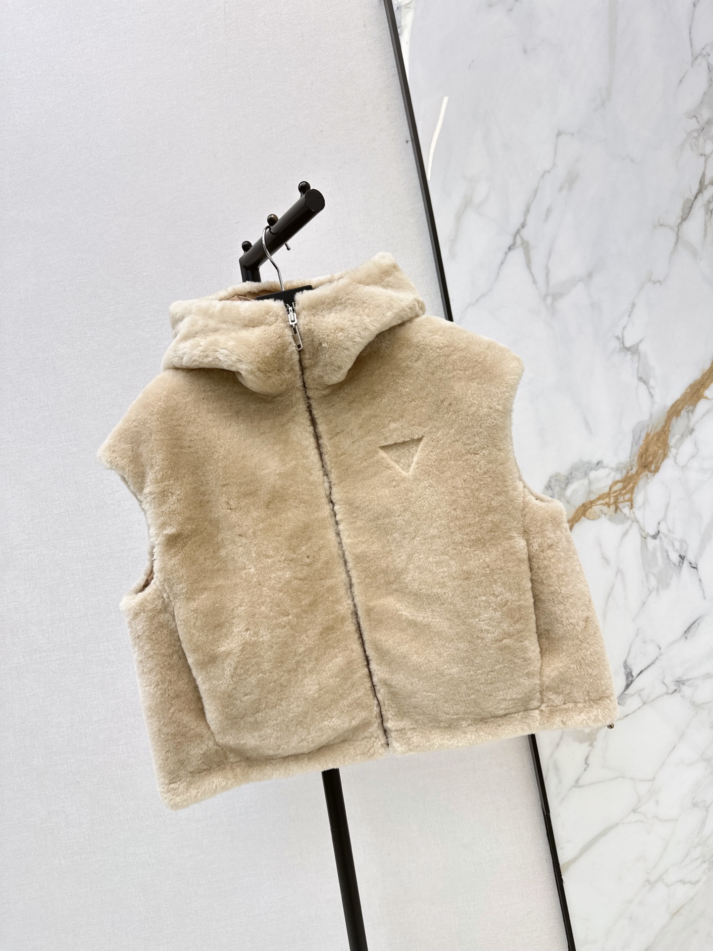 Pra 26fw faux-fur hooded vest jacket