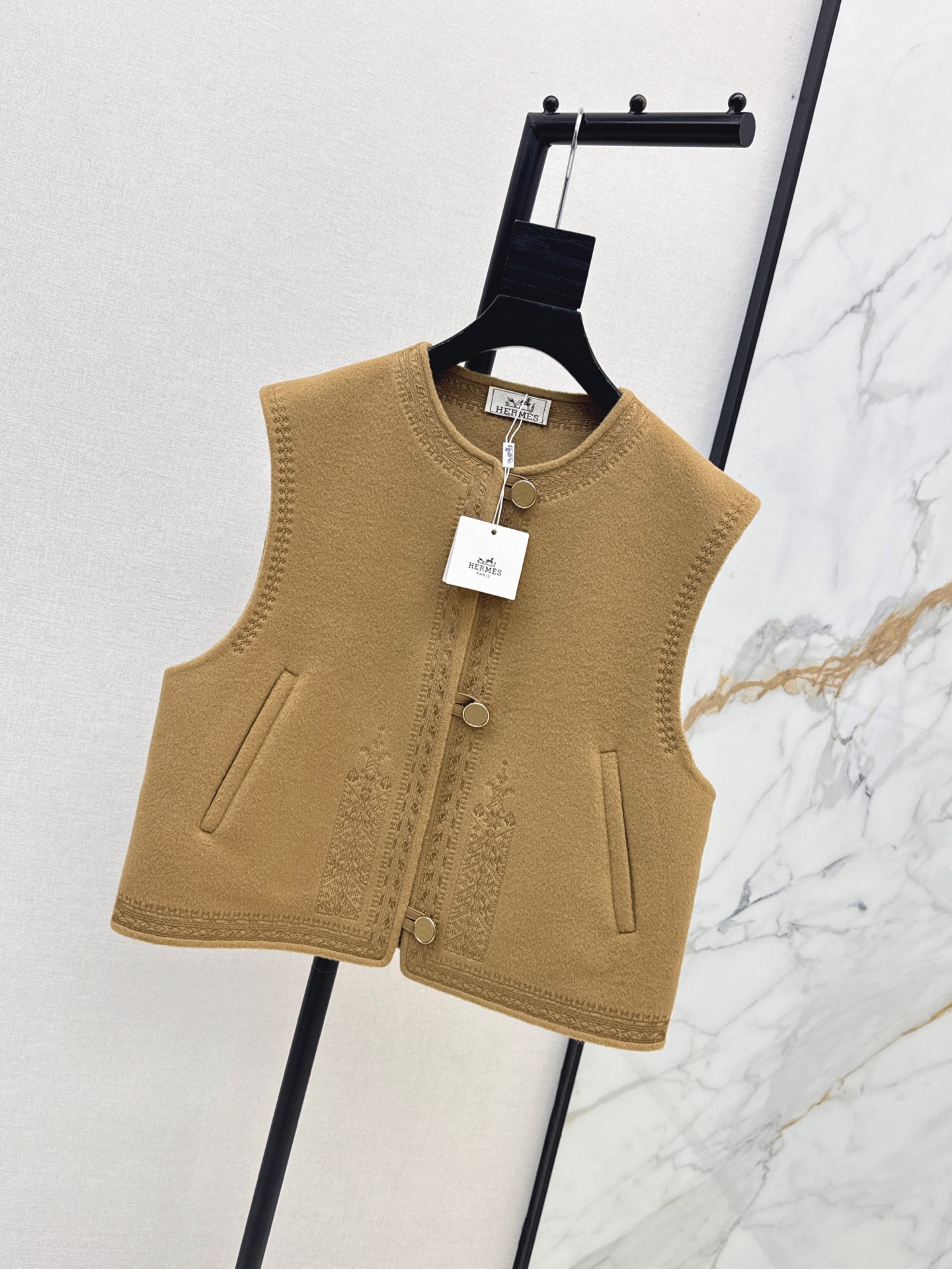 Her 26fw embroidery woolen vest