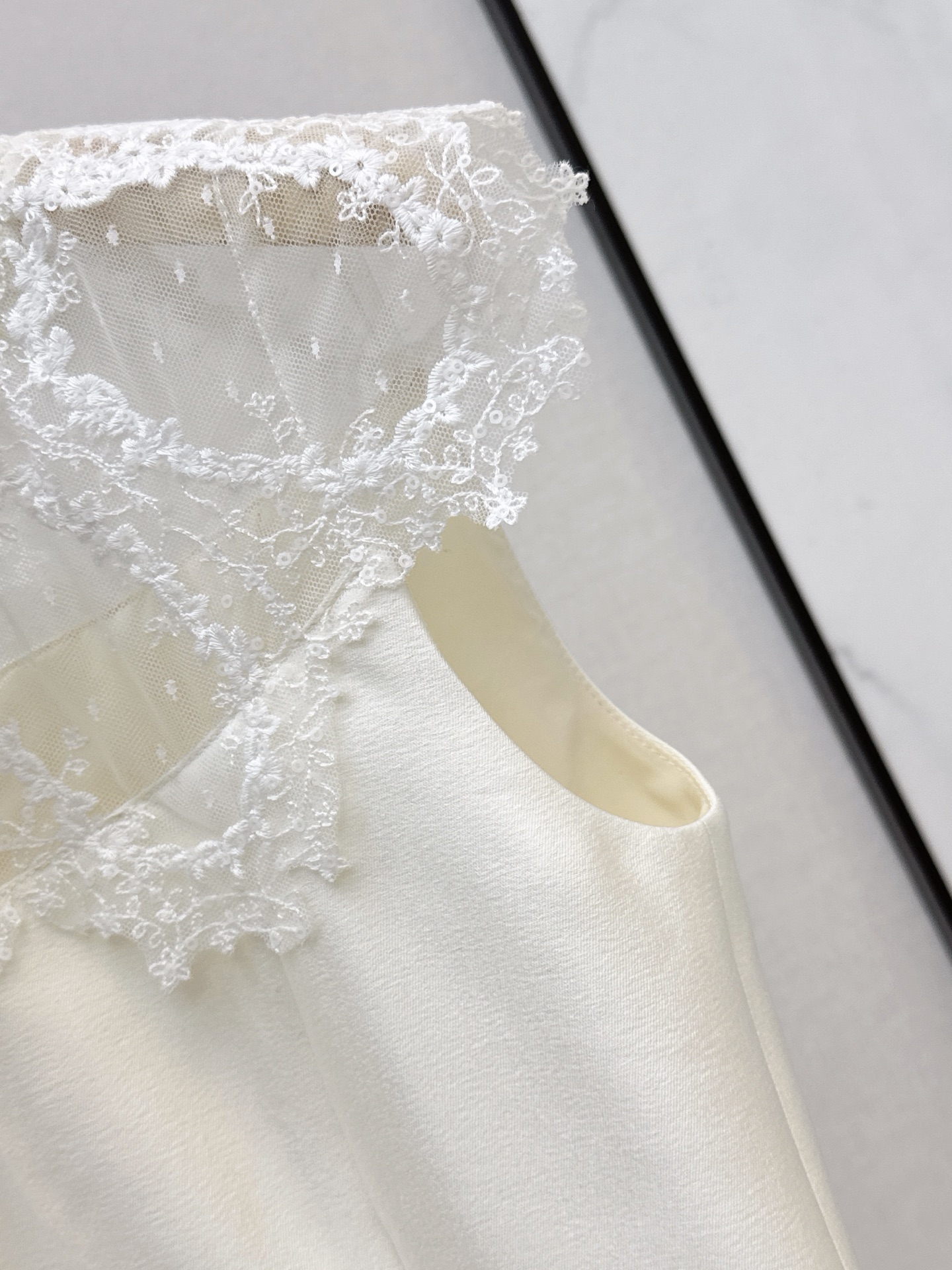 Miu 26ss lace contract dress