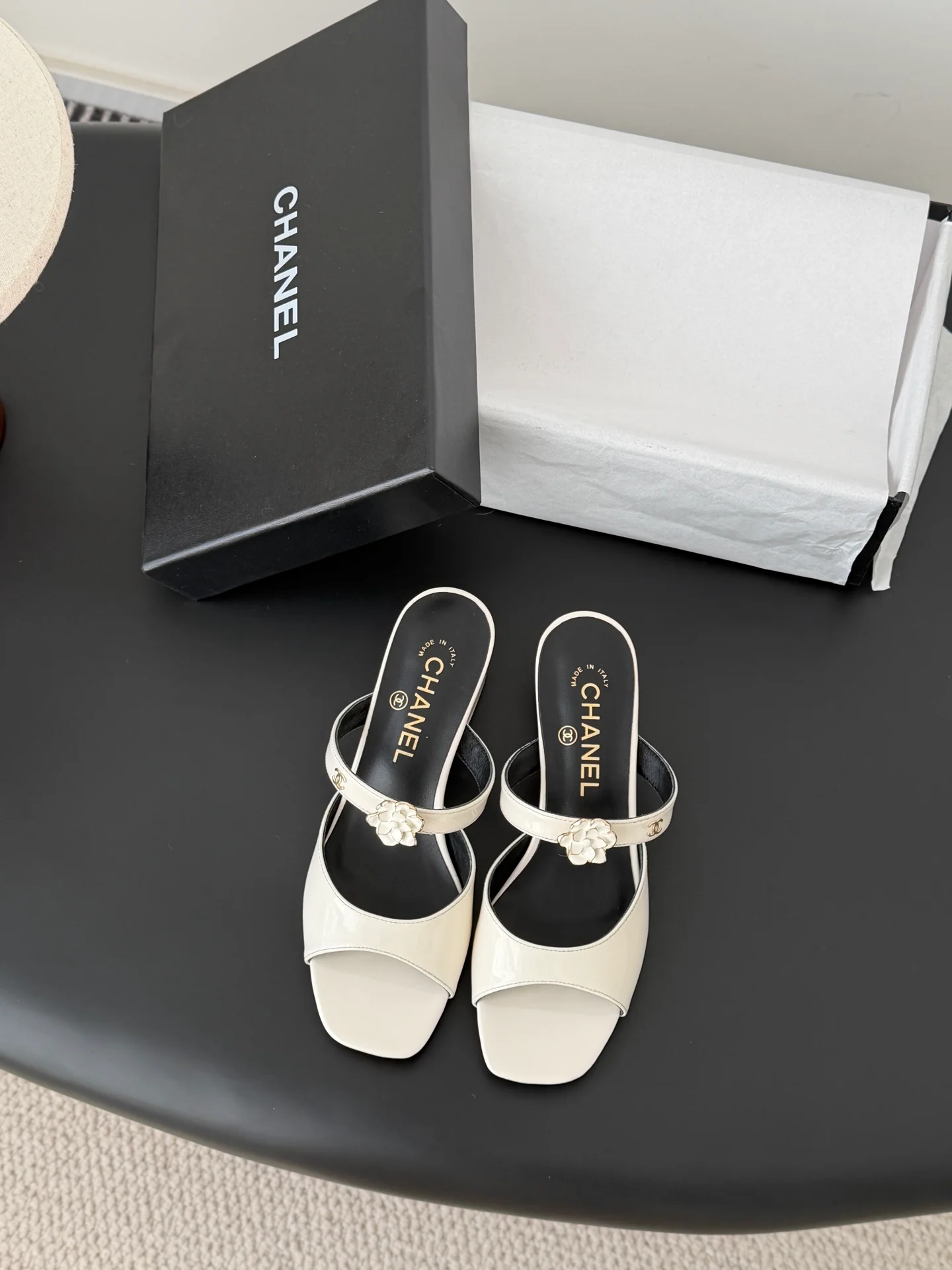 Chan 26ss camellia leather sandals