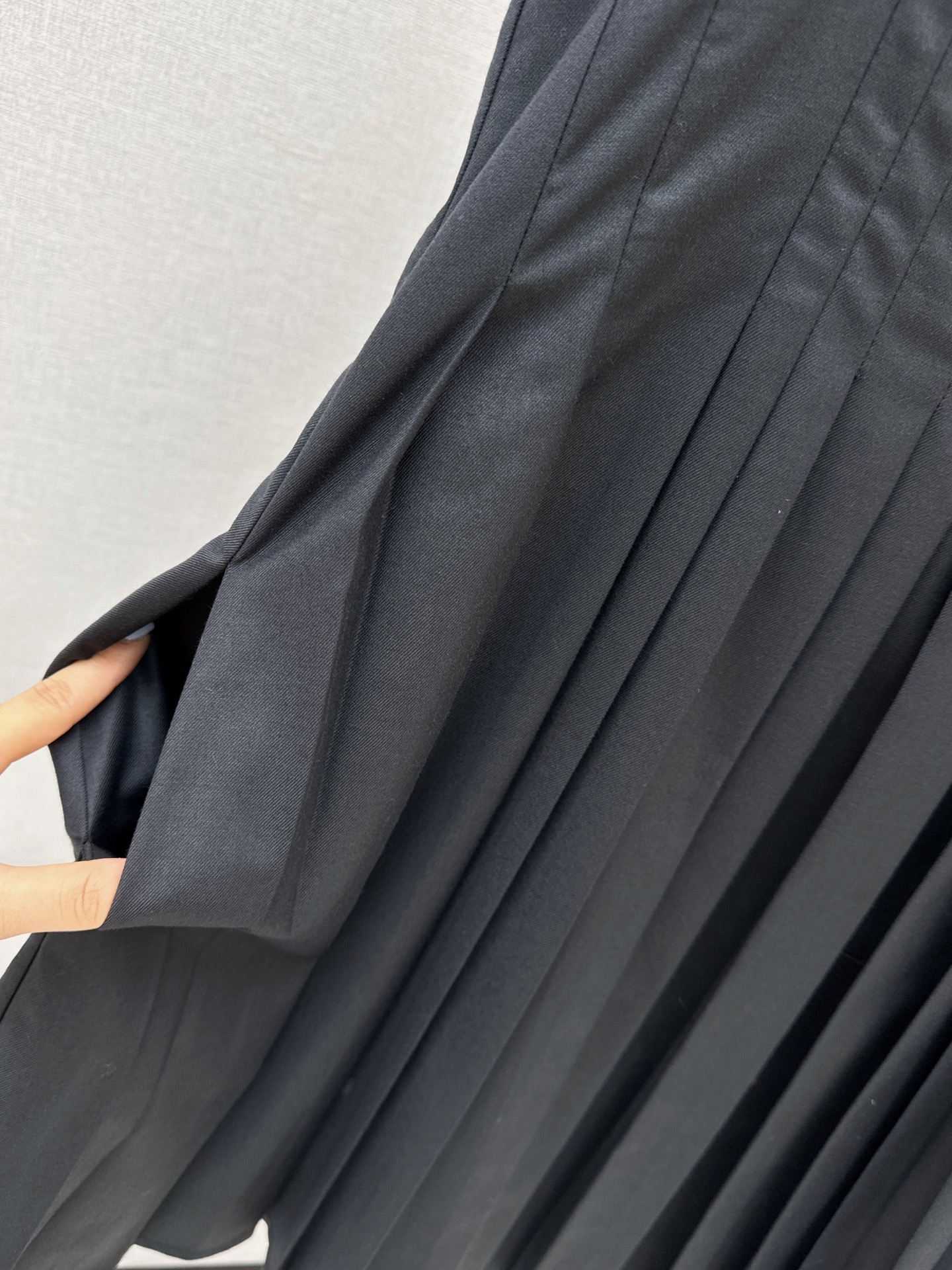 Loui 26fw square-neck pleated dress