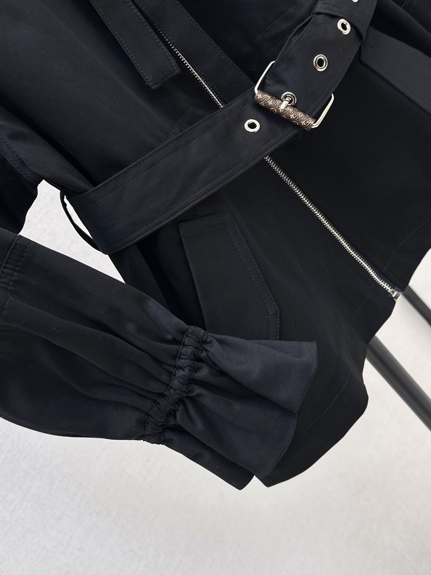 Loui 26fw cropped belted trench coats