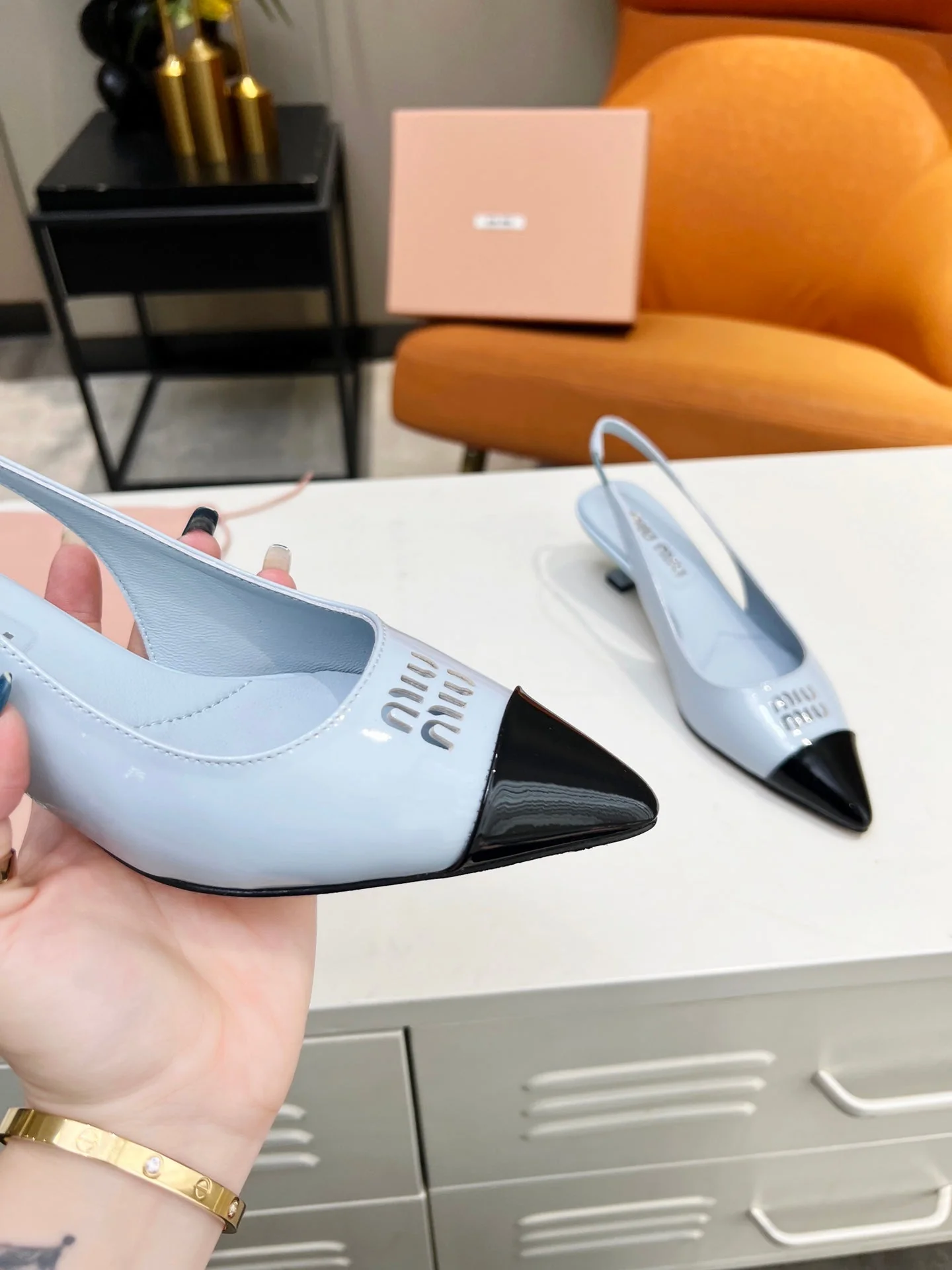 MI Slingback pump