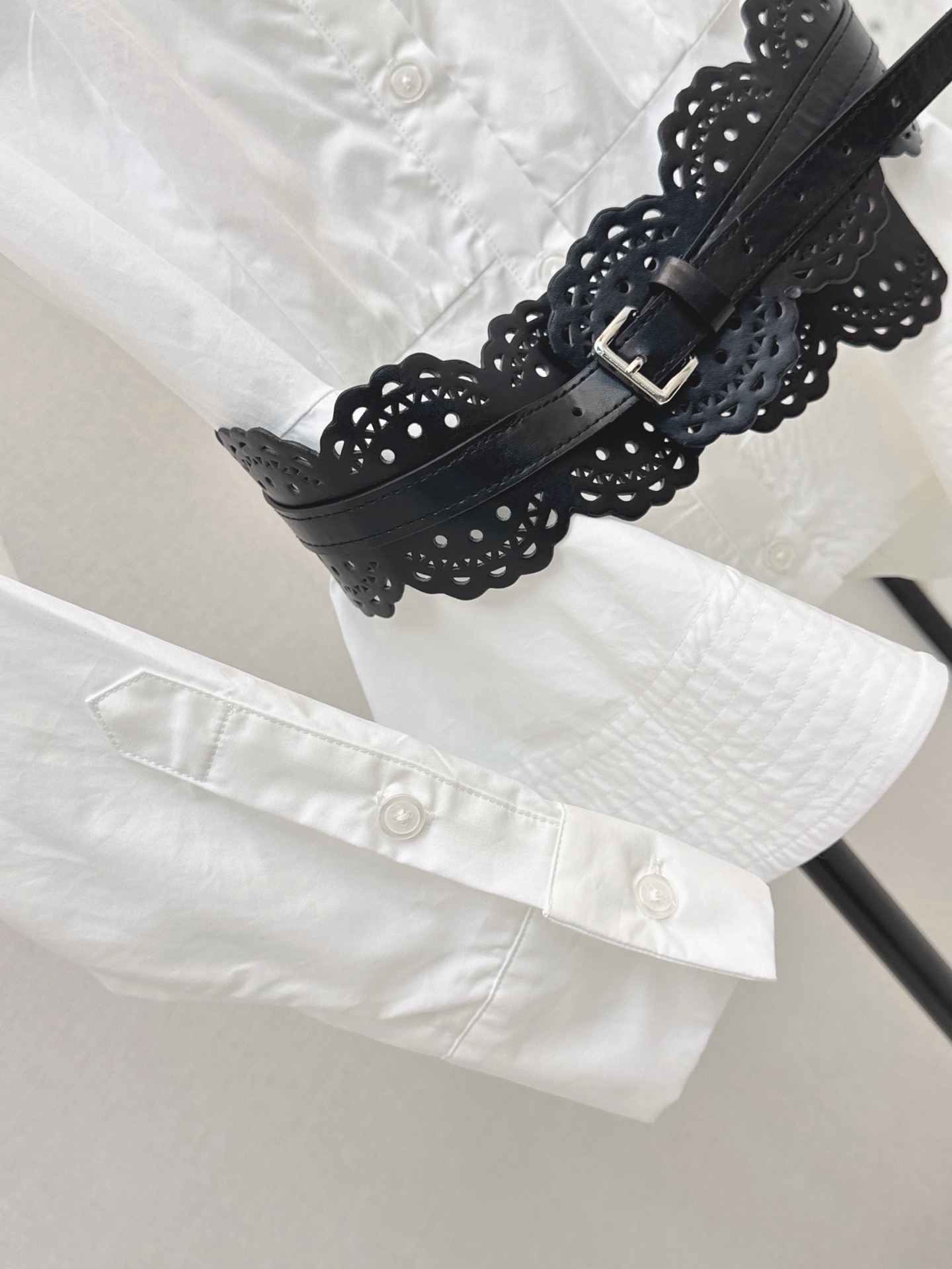 Ala 26fw belted ruffle shirt