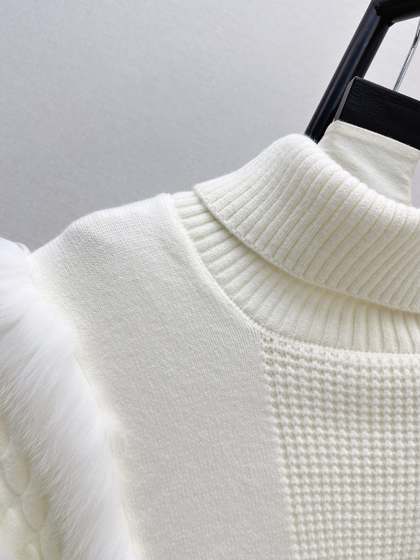 Fen 26fw fur-trim cape jacket