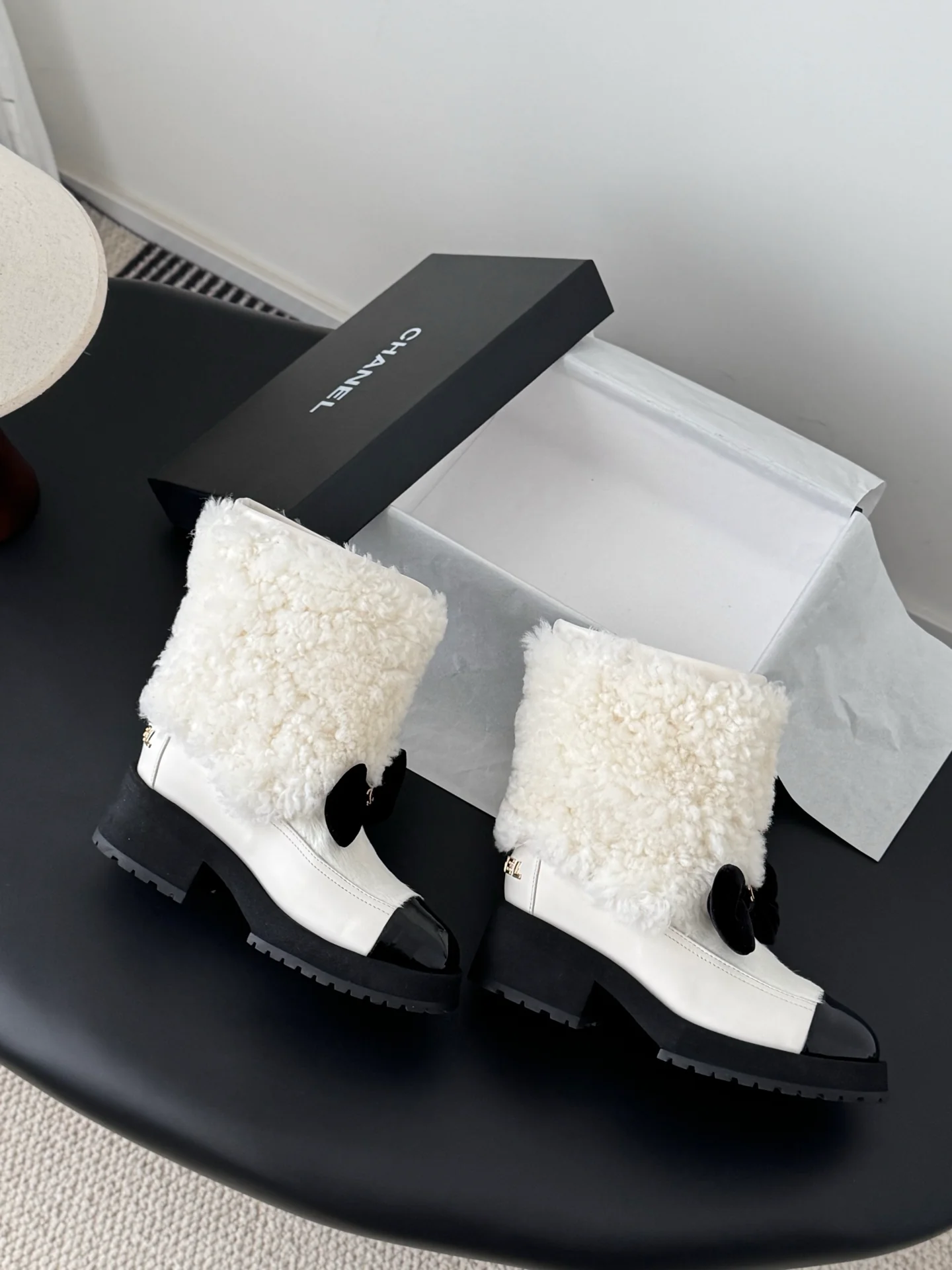 Chan 25fw plush boots with bow