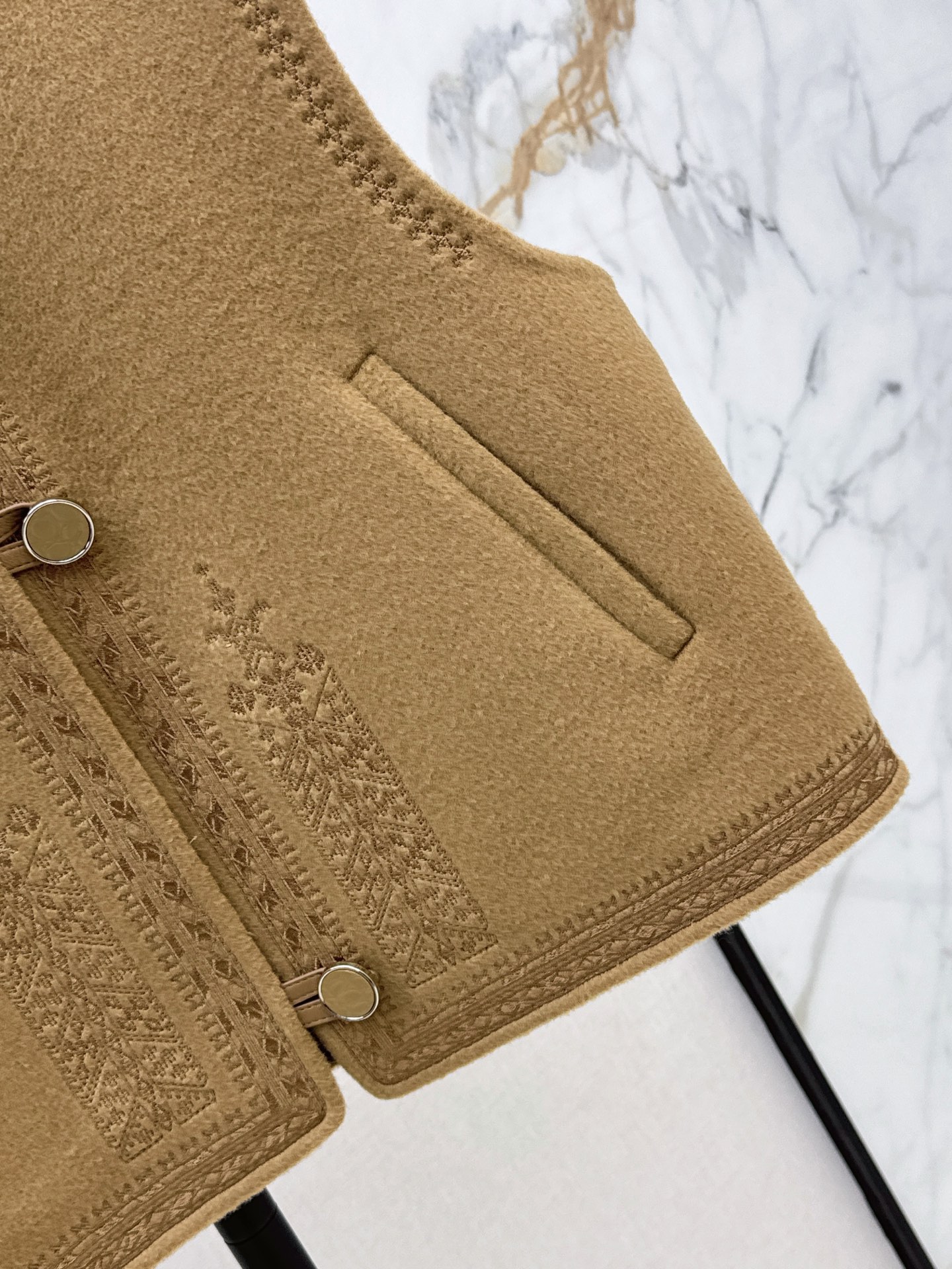Her 26fw embroidery woolen vest