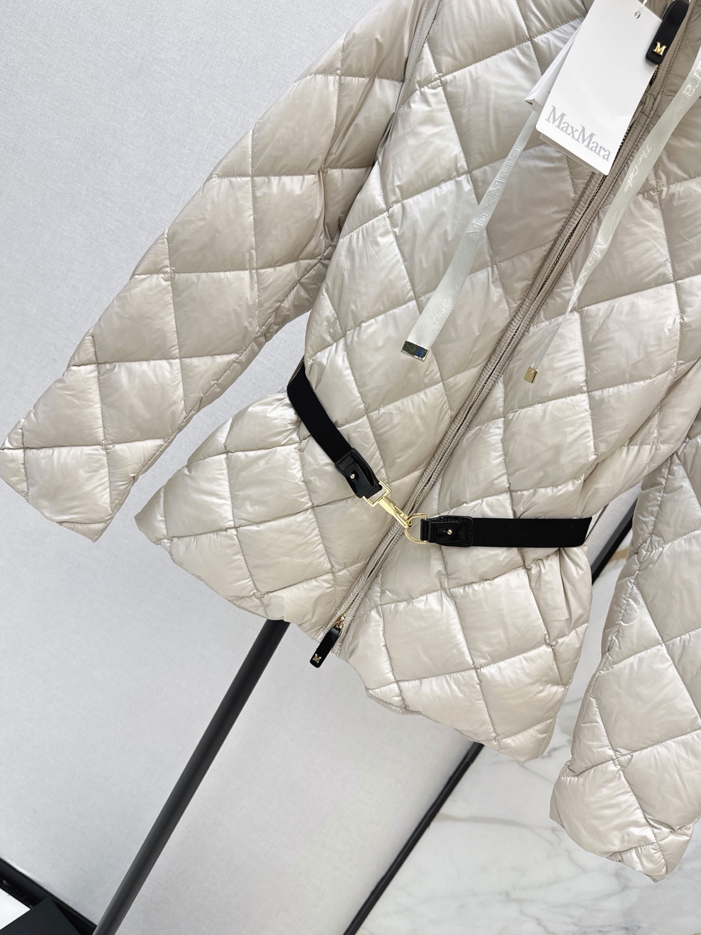 Max 26fw stand-collar belted down jacket