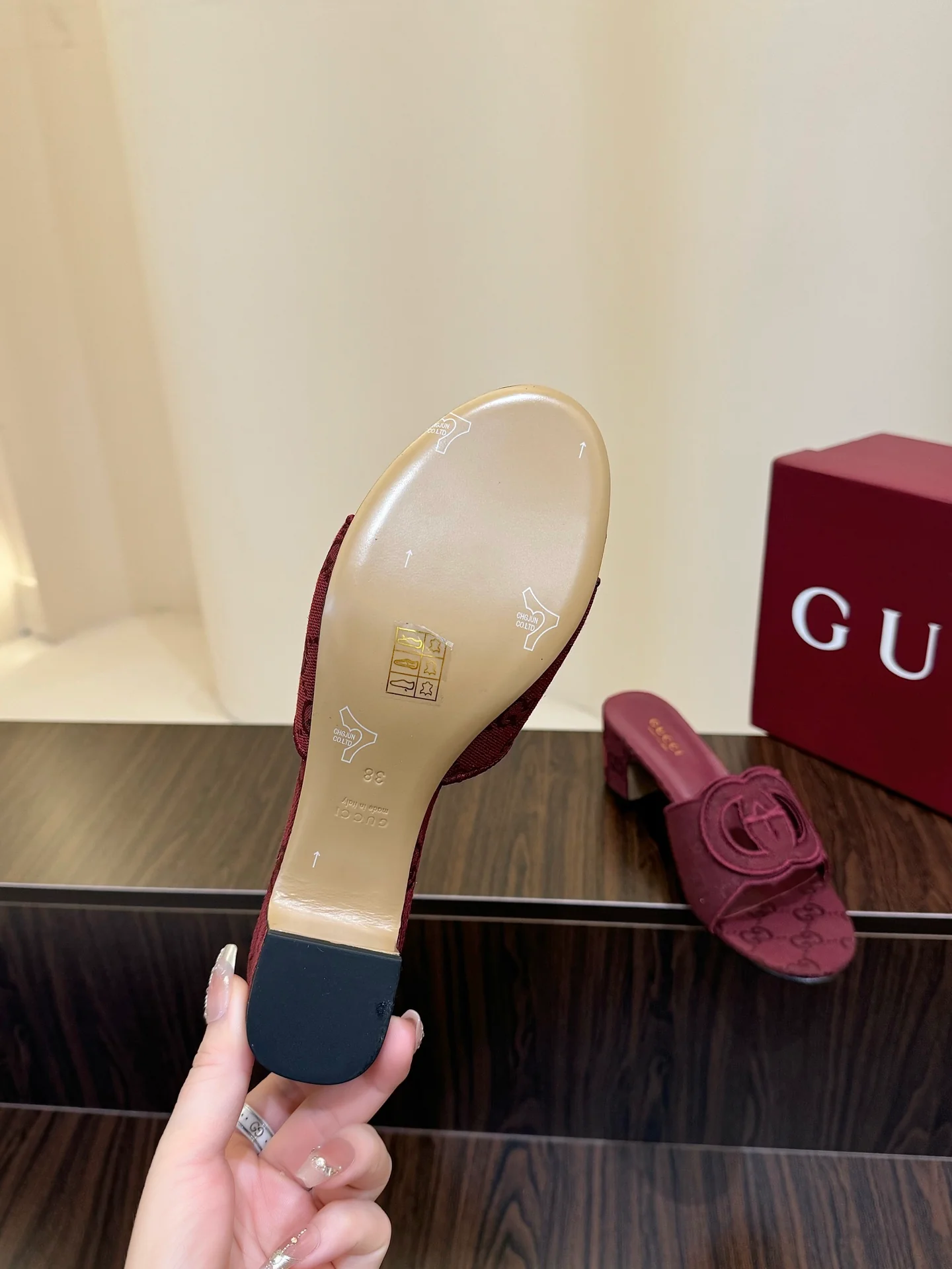 Gucc 25fw slide sandals
