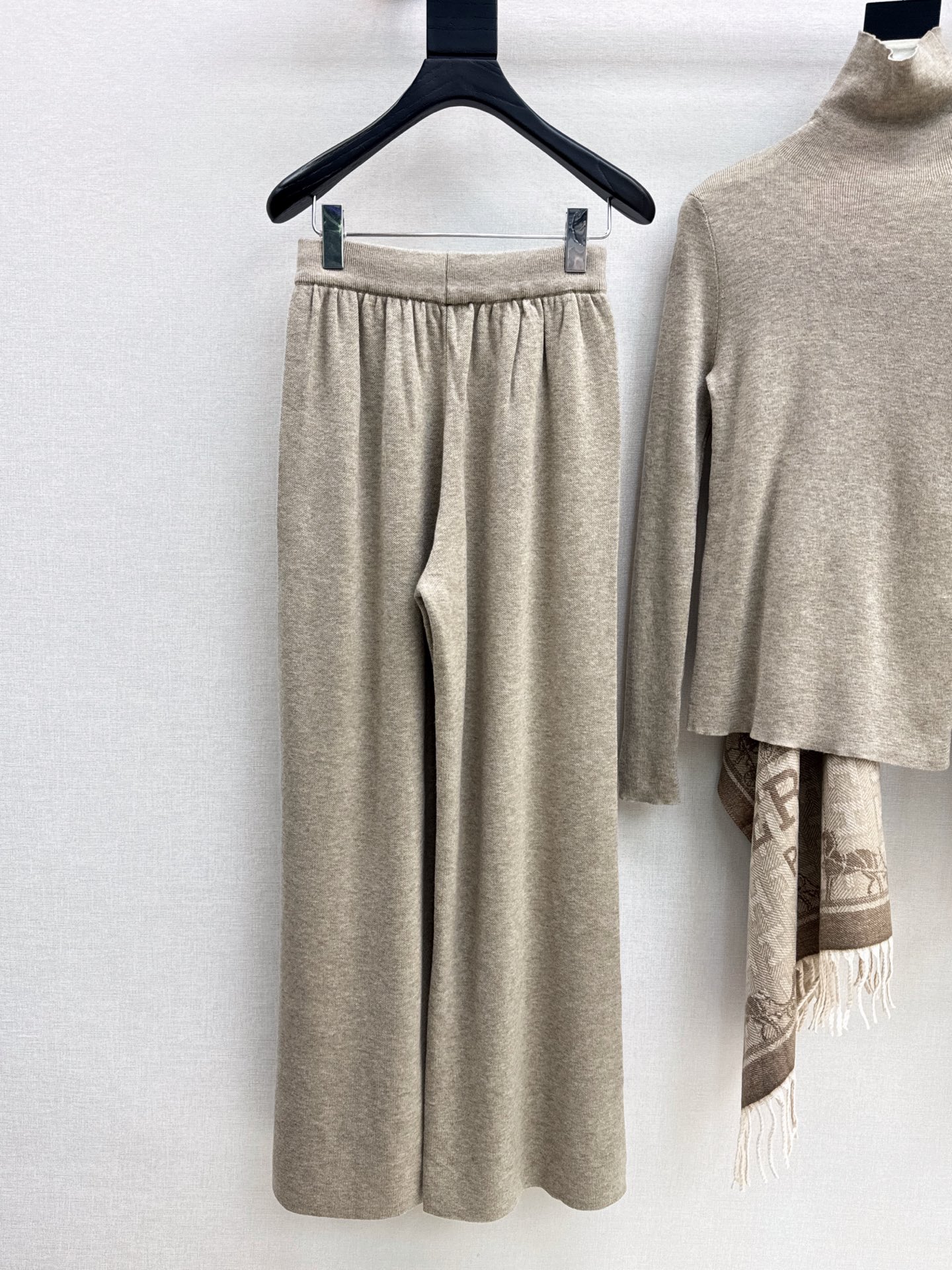 Her 26fw knit shawls basic tee pants sets