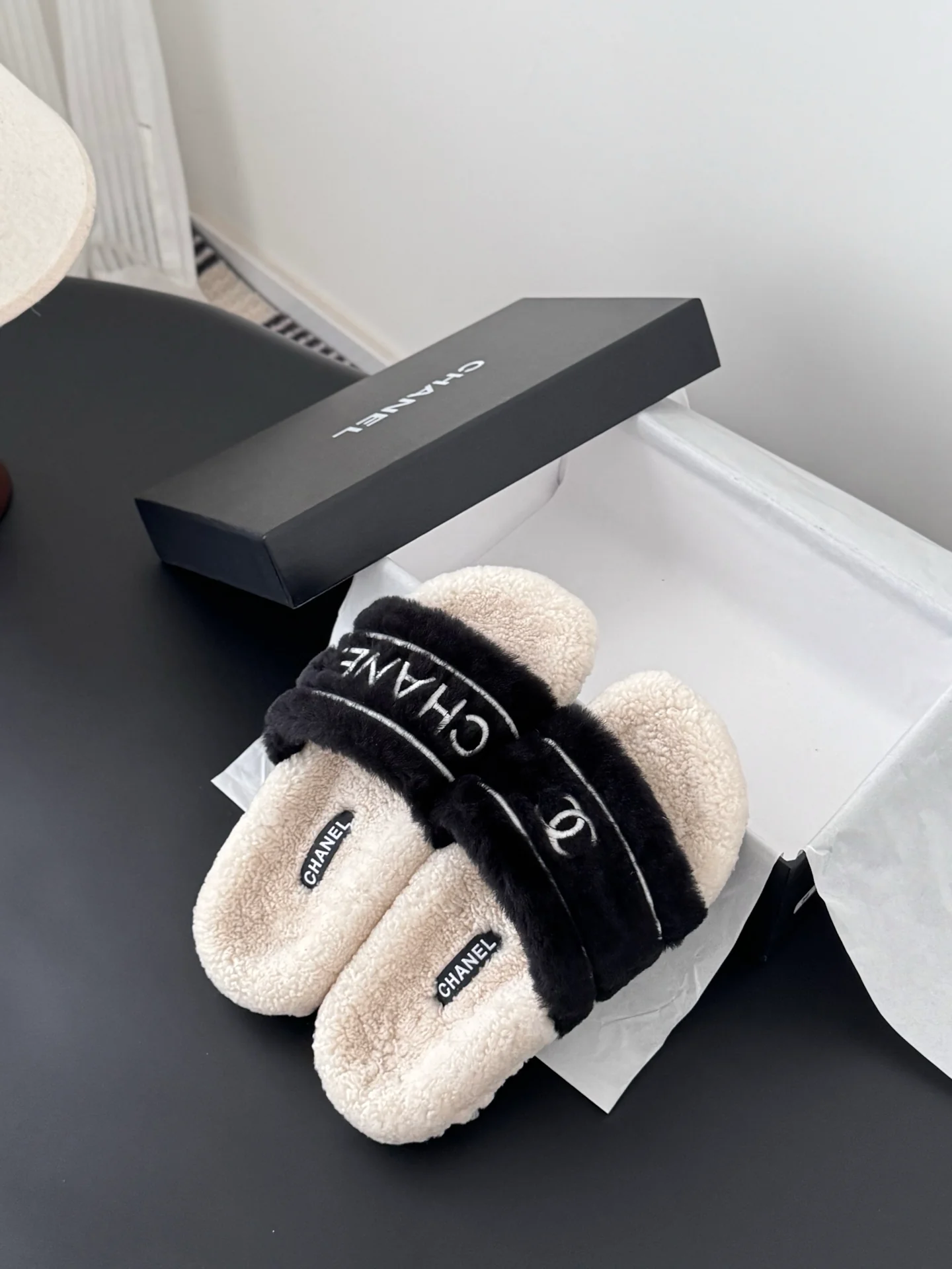 Chan 25fw fluffy slipper