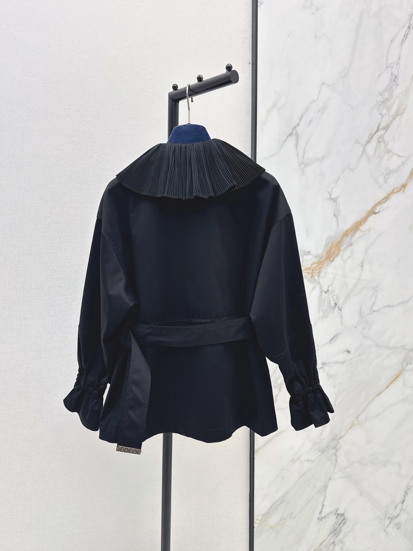 Loui 26fw cropped belted trench coats