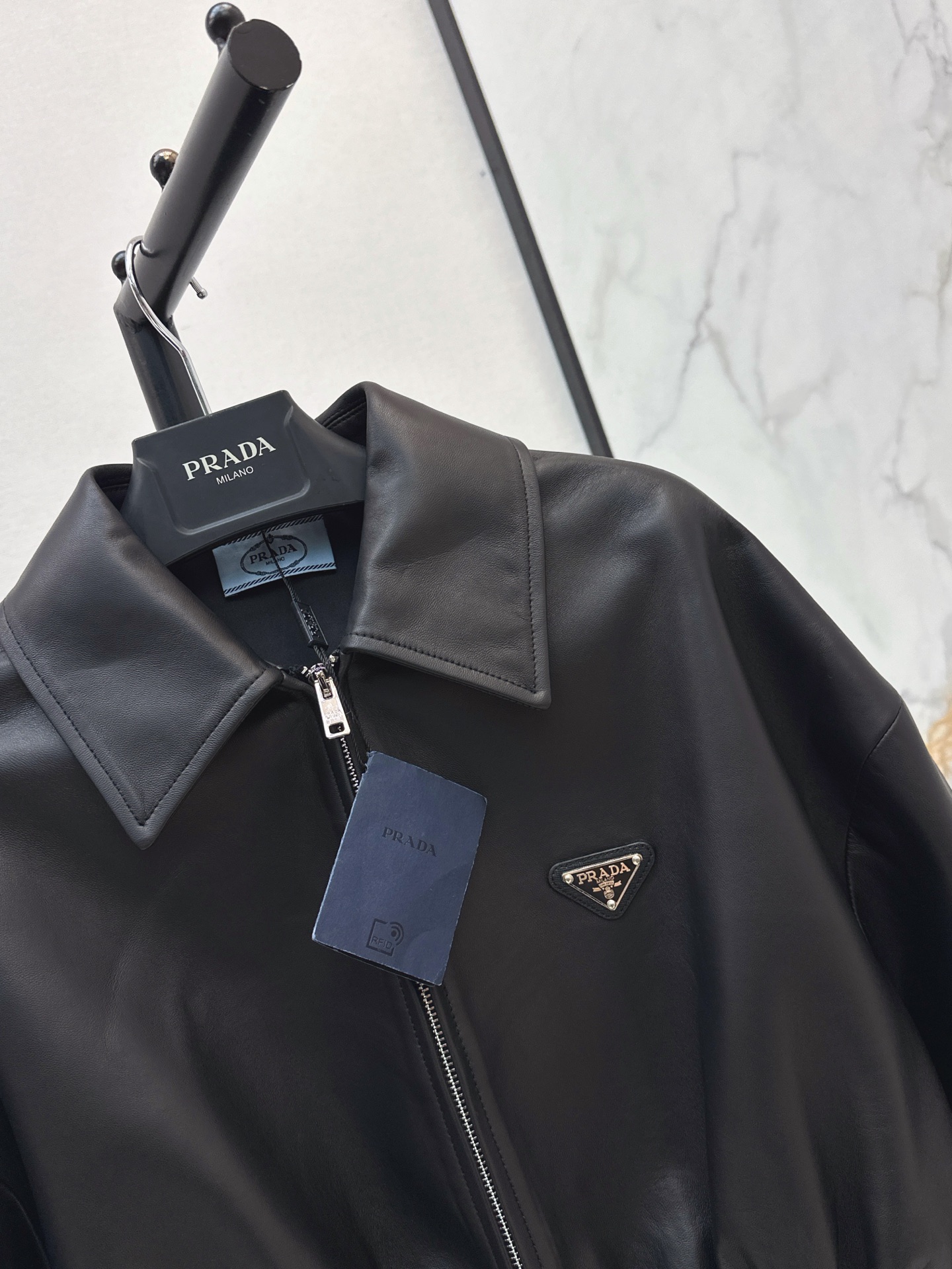 Pra 26fw cropped leather jacket