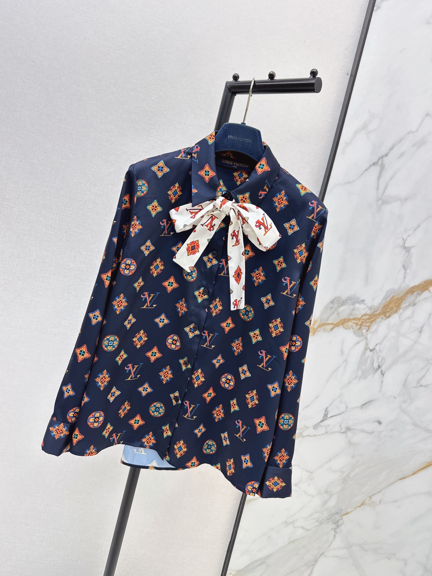 Loui 26fw print ribbon shirt