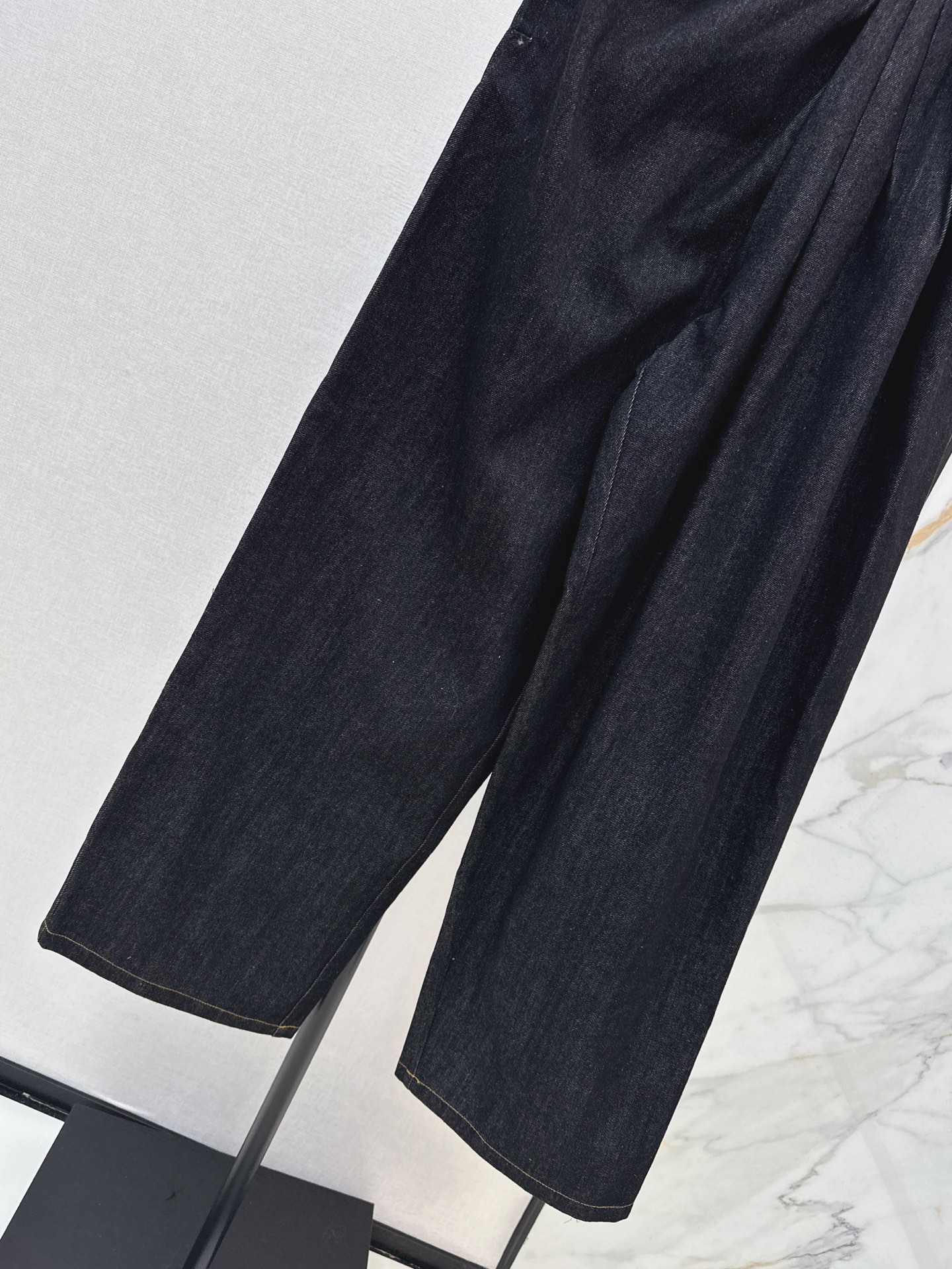 Loe 26fw asymmetric pleated wide-leg jeans