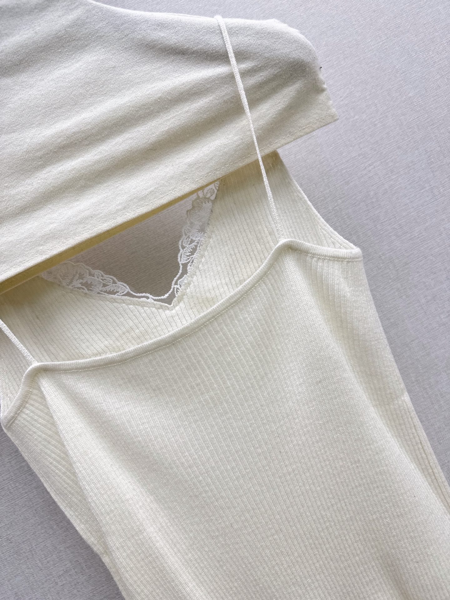 Sain 26fw lace camisole