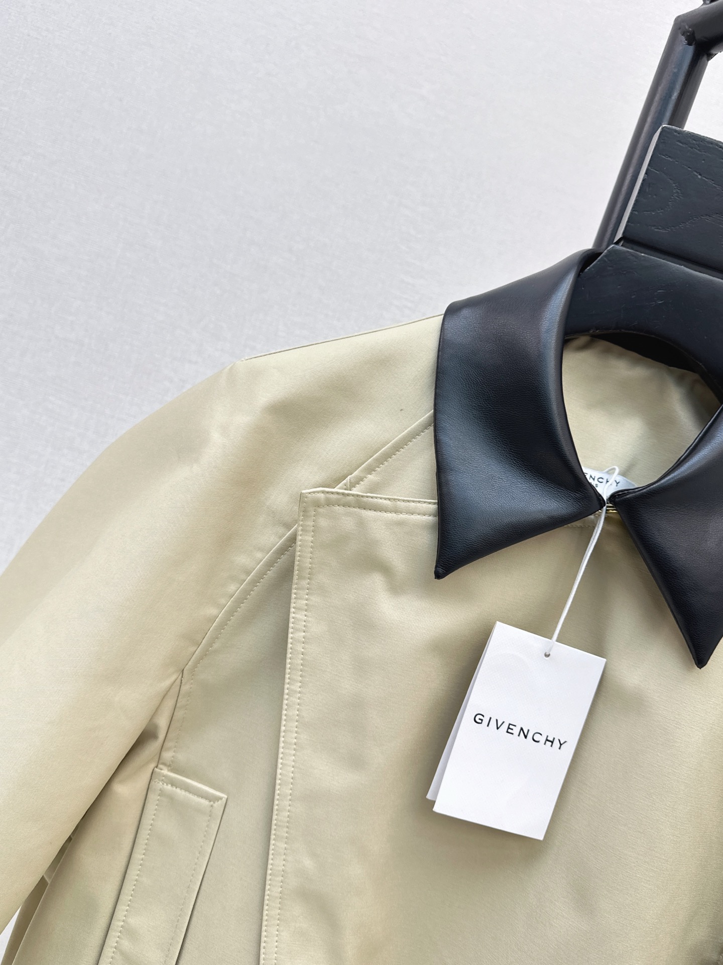 Giv 26fw contrast leather-collar cropped jacket