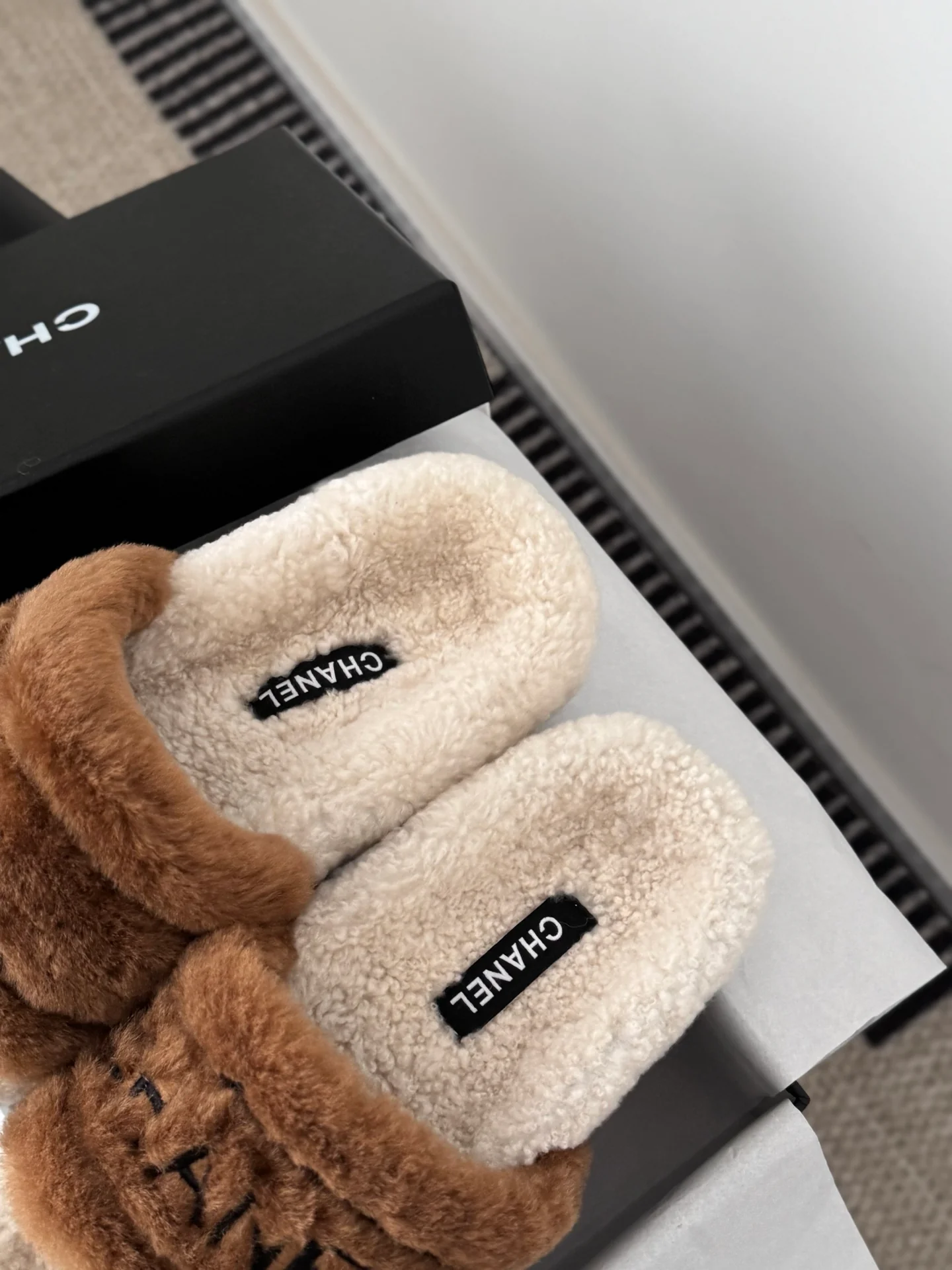 Chan 25fw fluffy slipper