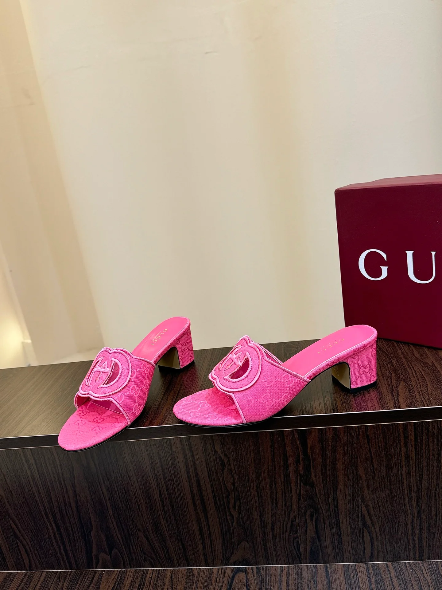 Gucc 25fw slide sandals